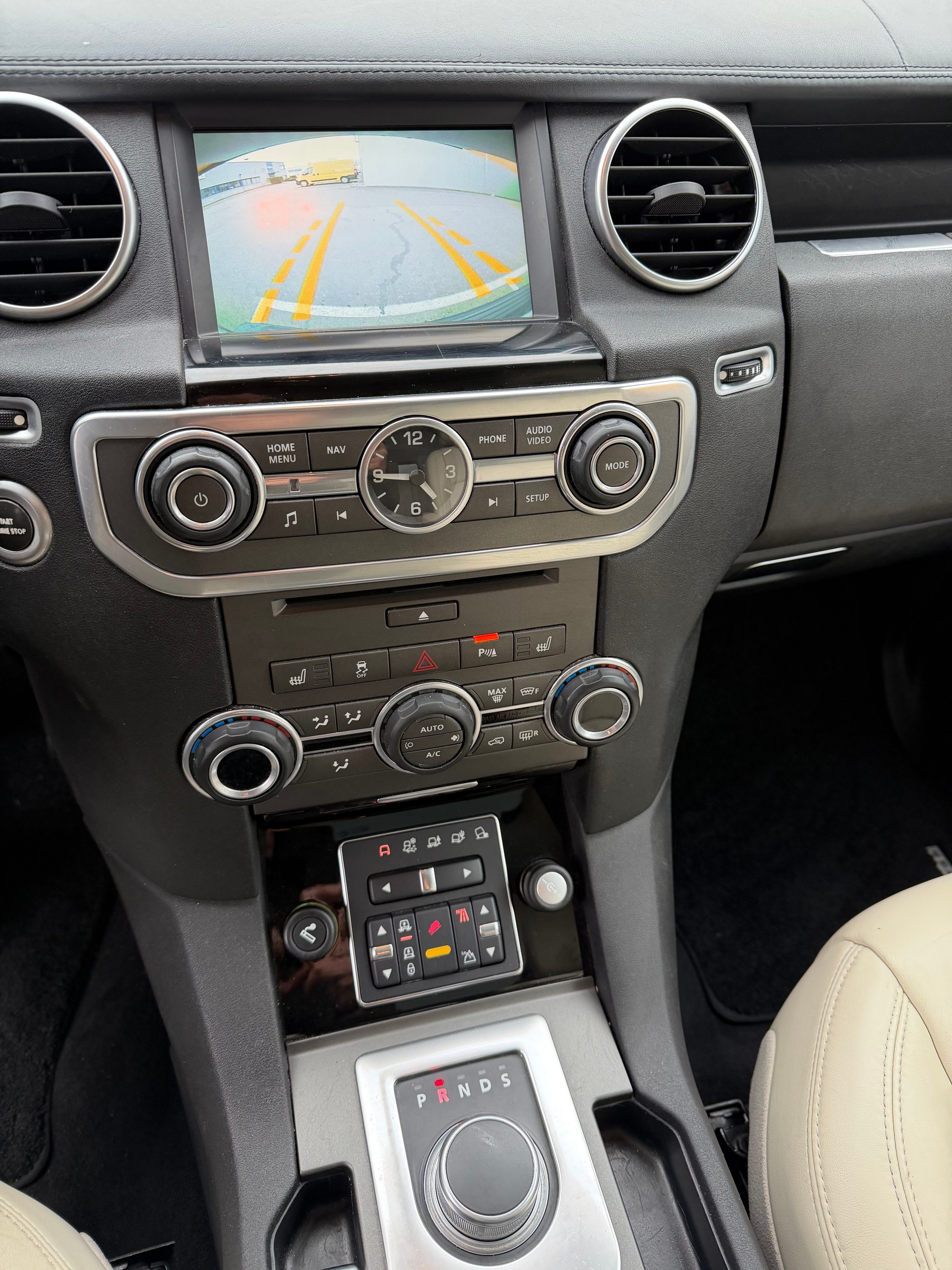 LAND ROVER Discovery 3.0 SDV6 HSE Automatic-image-12