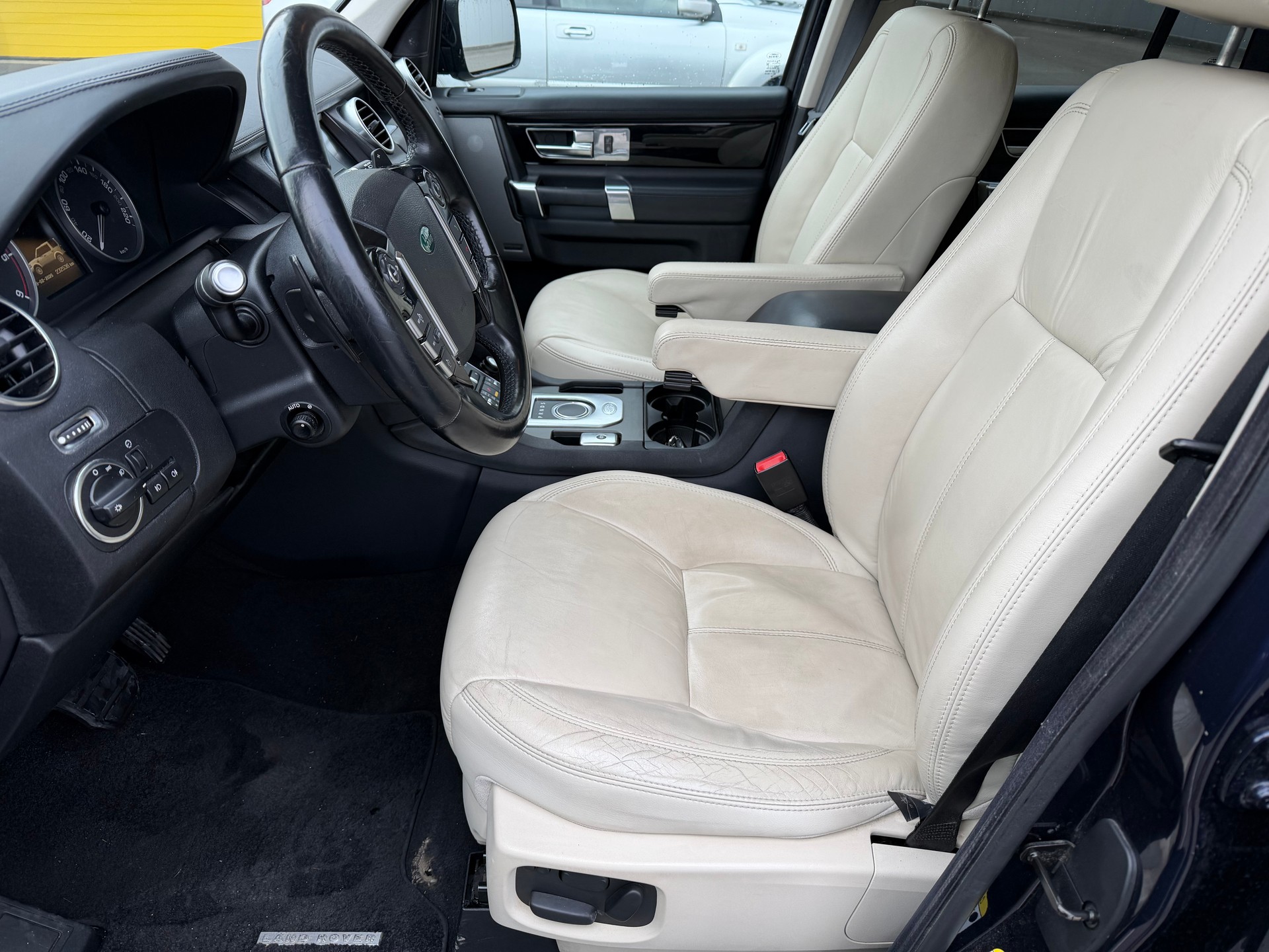 LAND ROVER Discovery 3.0 SDV6 HSE Automatic-image-7
