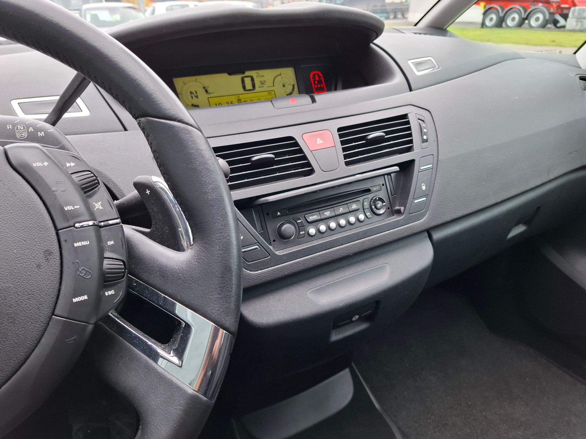 CITROEN C4 Picasso 1.6 HDI 16V Attraction EGS6-image-9