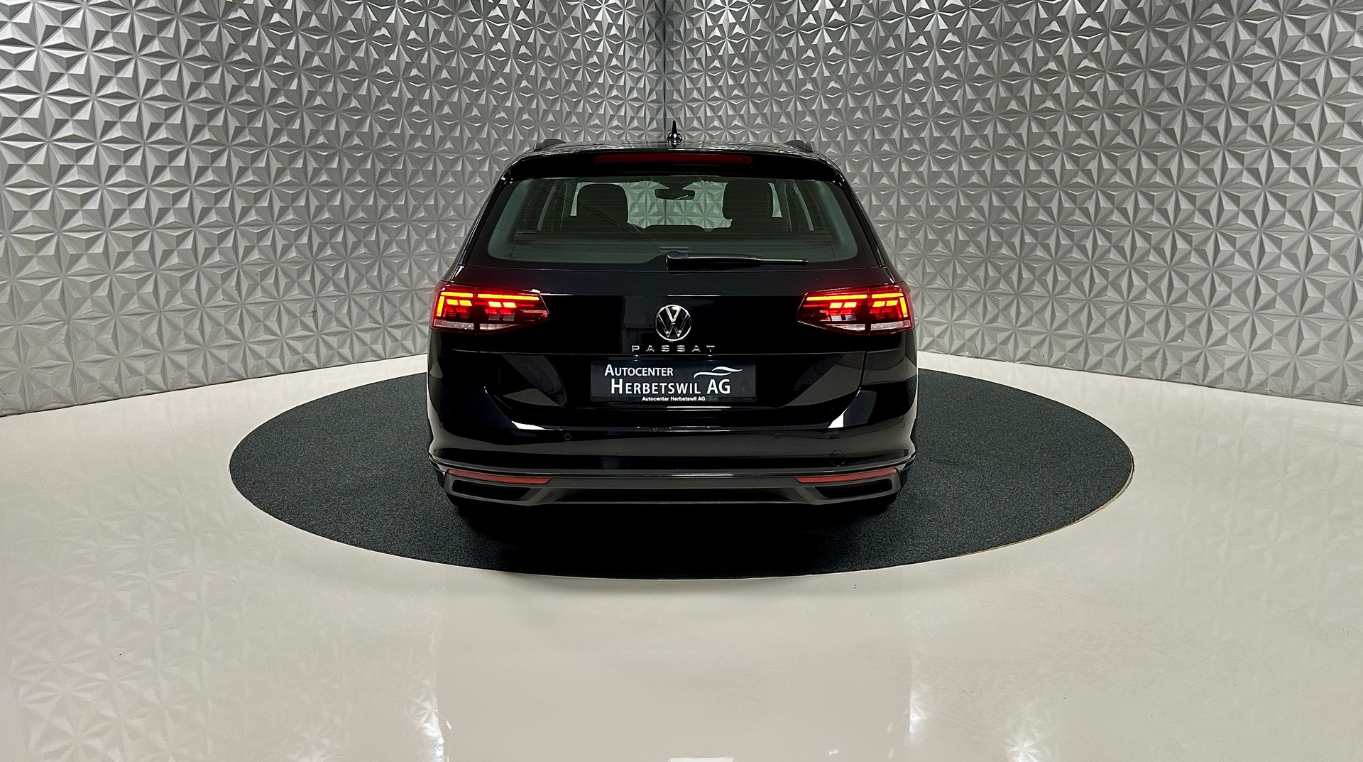 VW Passat 2.0 TDI BMT Business DSG-image-5