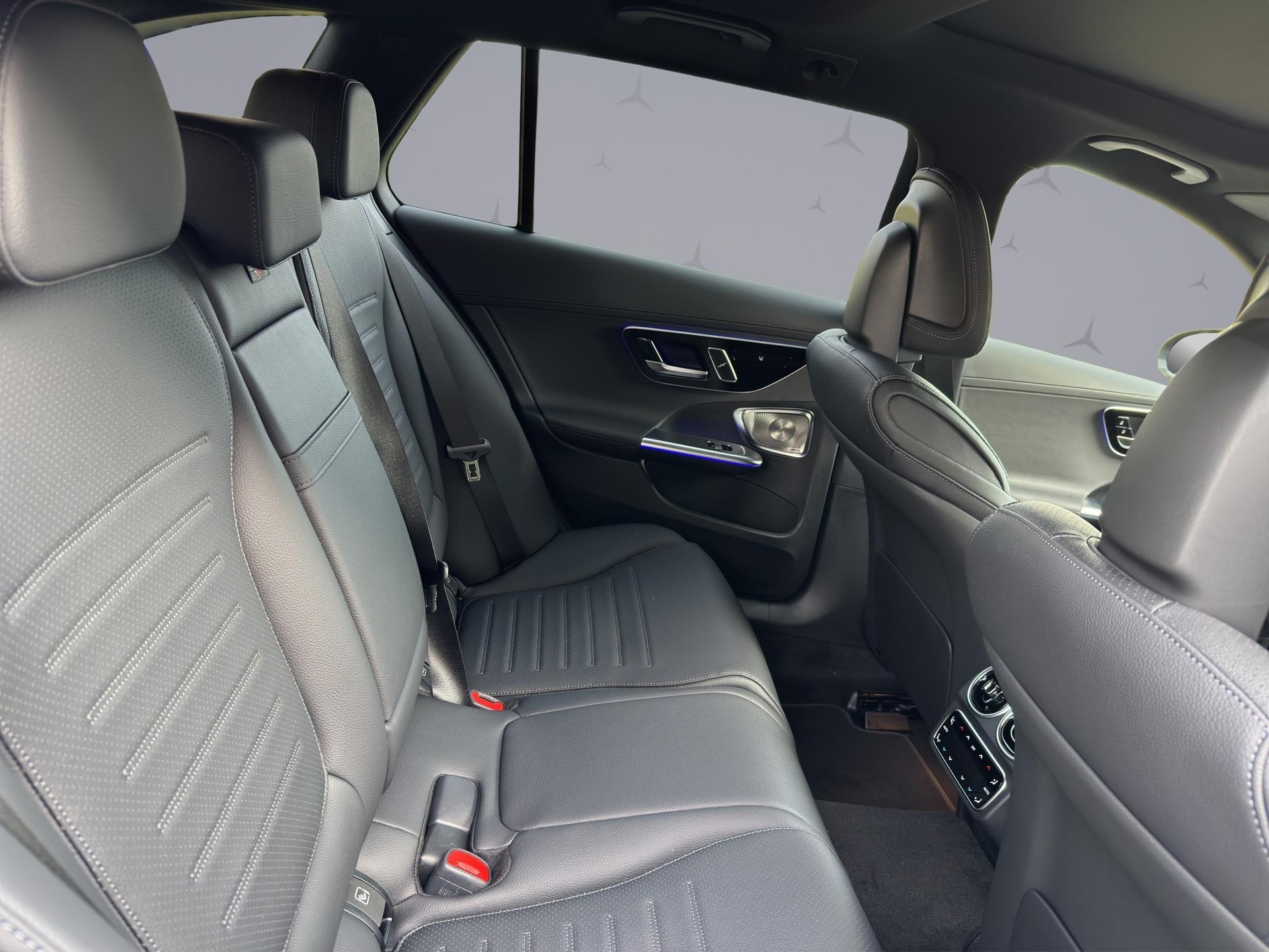 MERCEDES-BENZ C 220 d Swiss Star AMG Line 4matic Kombi-image-17