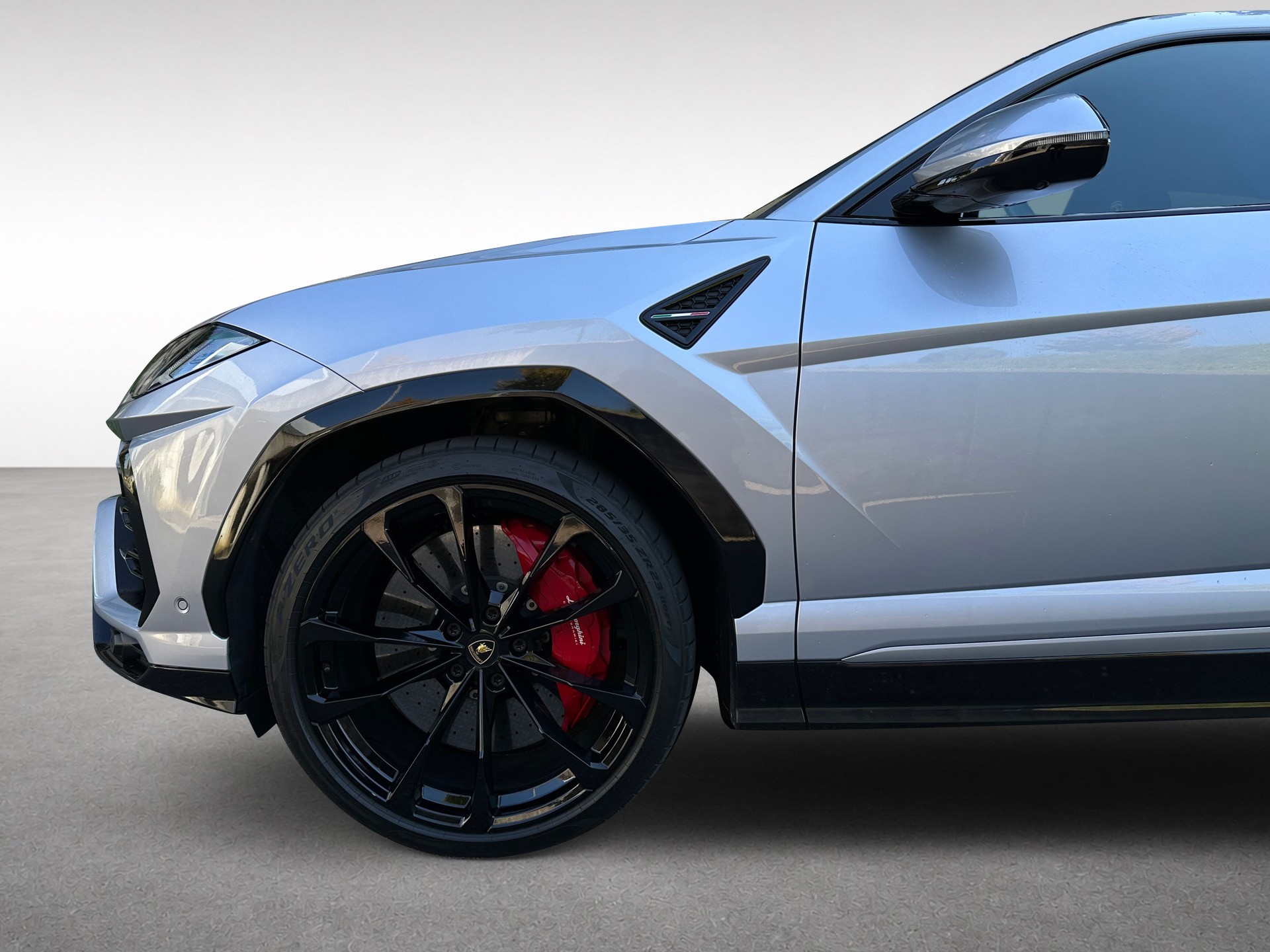 LAMBORGHINI Urus E-Gear-showroom-element-3