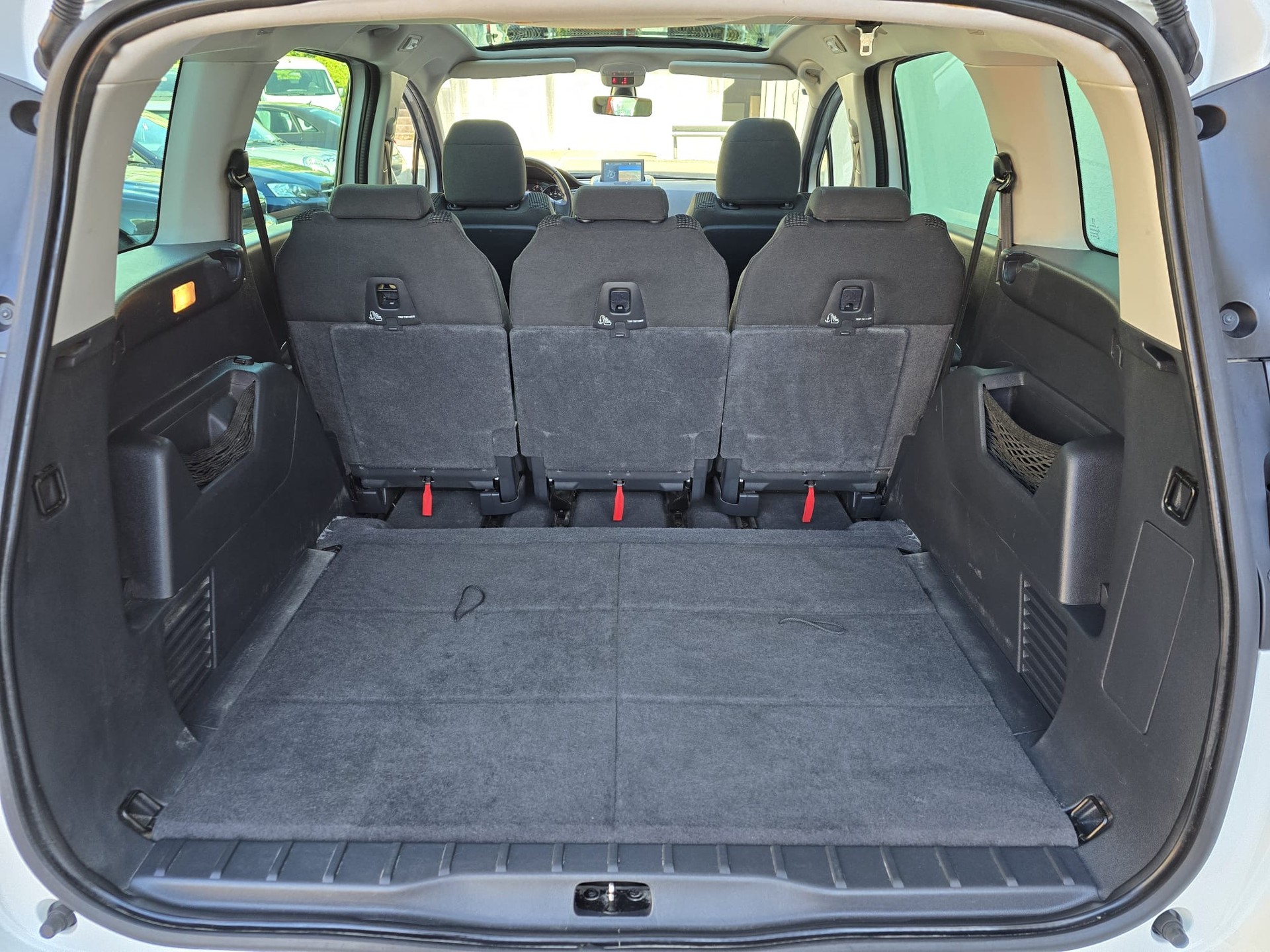 PEUGEOT 5008 1.6 BlueHDi Sensation Tiptronic-image-16