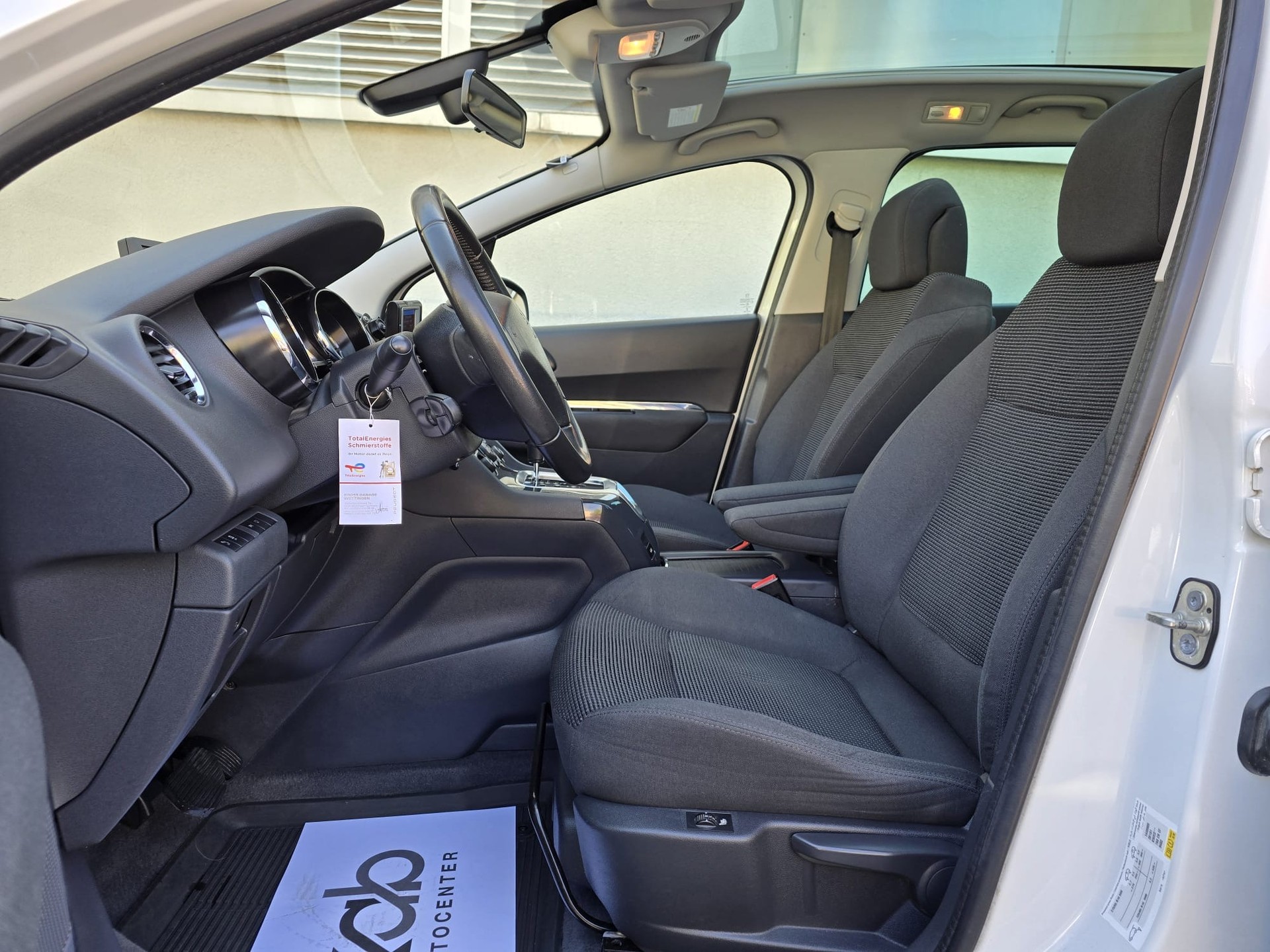 PEUGEOT 5008 1.6 BlueHDi Sensation Tiptronic-image-13