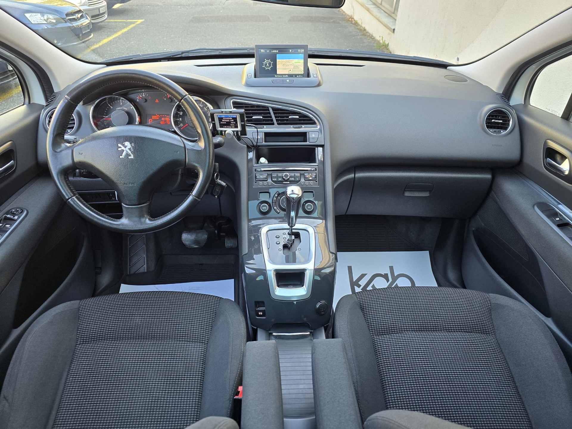 PEUGEOT 5008 1.6 BlueHDi Sensation Tiptronic-image-3