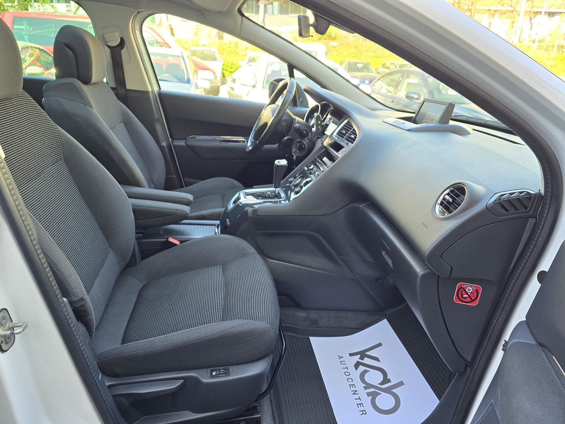 PEUGEOT 5008 1.6 BlueHDi Sensation Tiptronic-image-10