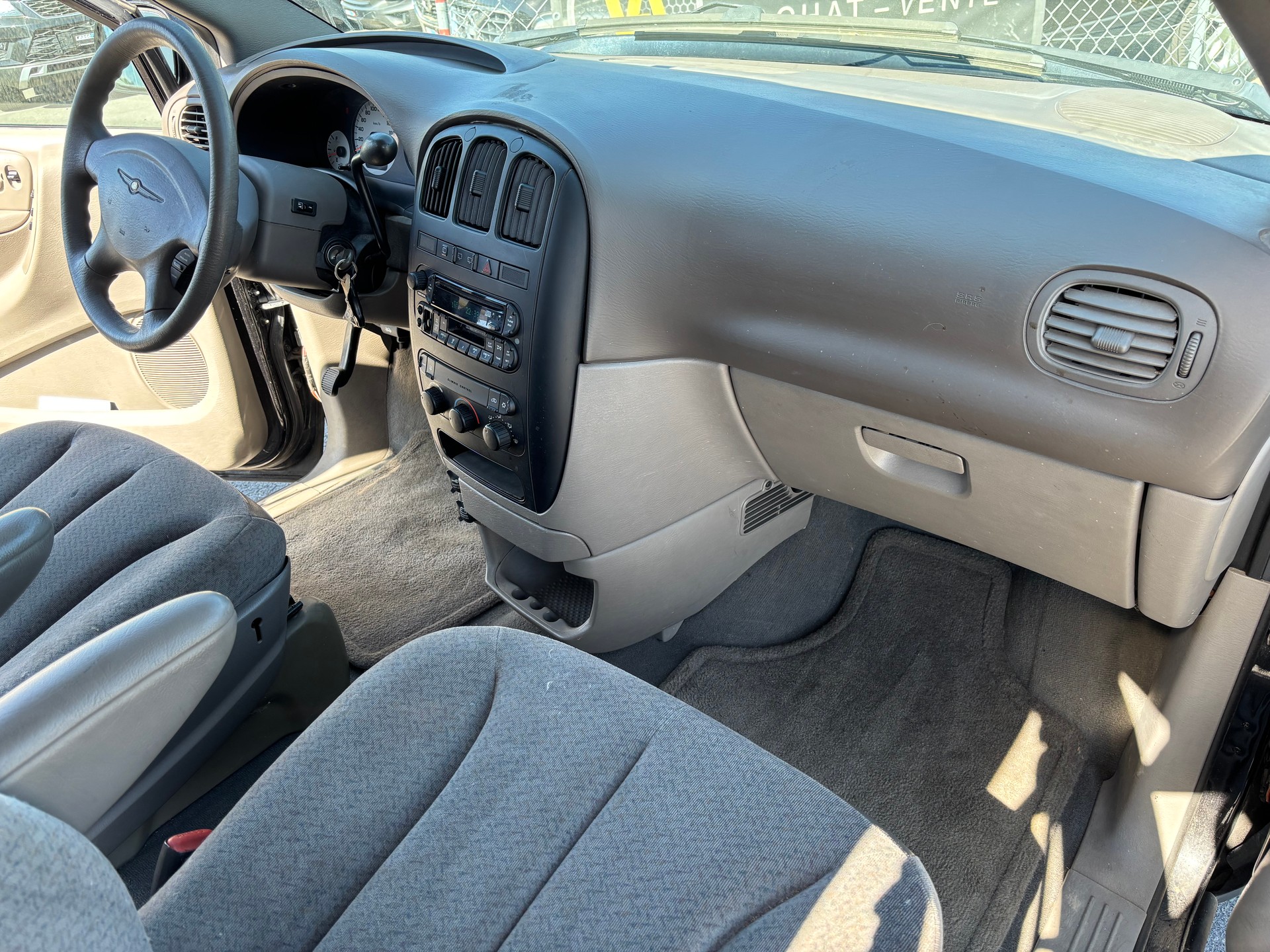 CHRYSLER Voyager 2.4 SE-image-11