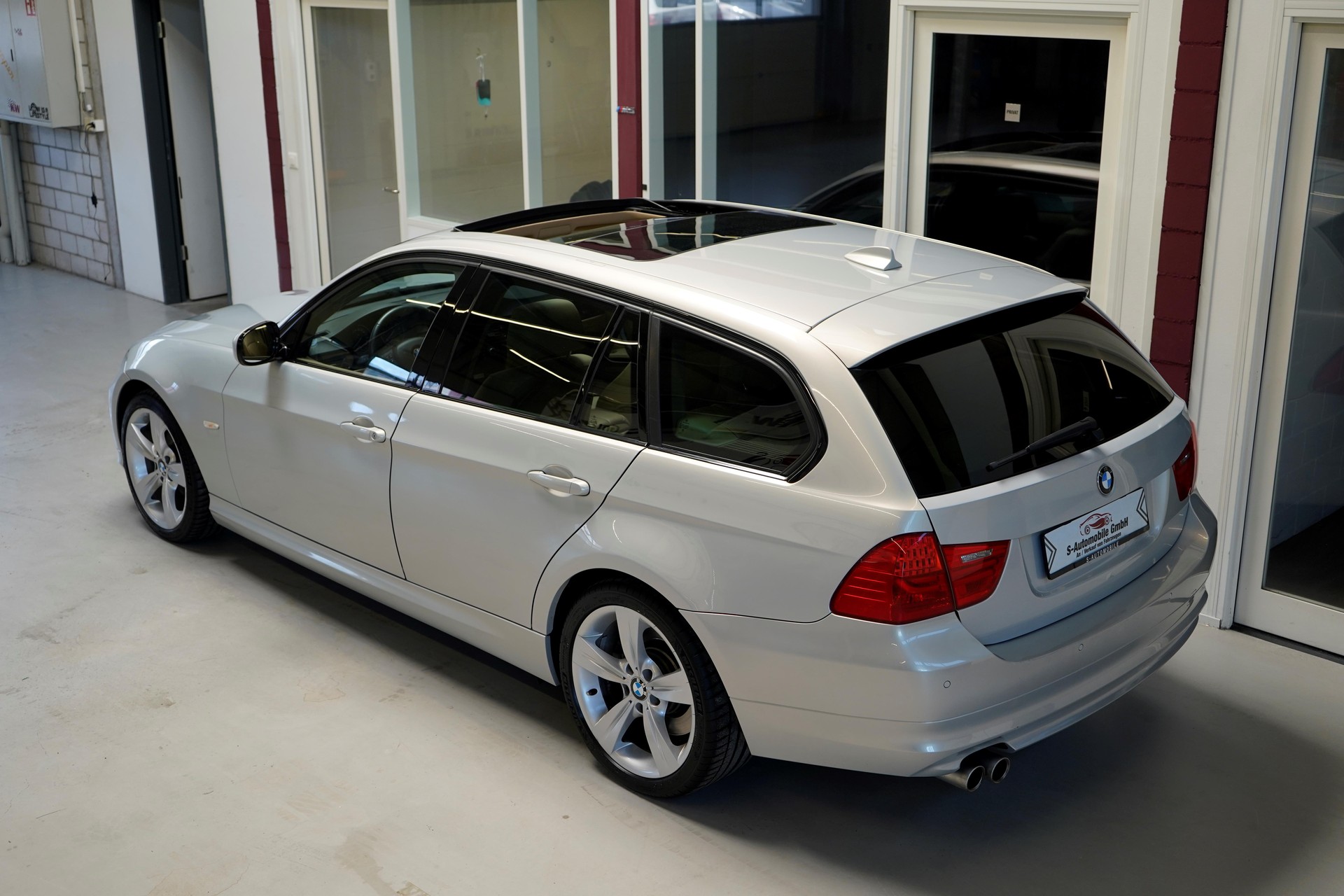 BMW 330i xDrive Touring Steptronic-image-5