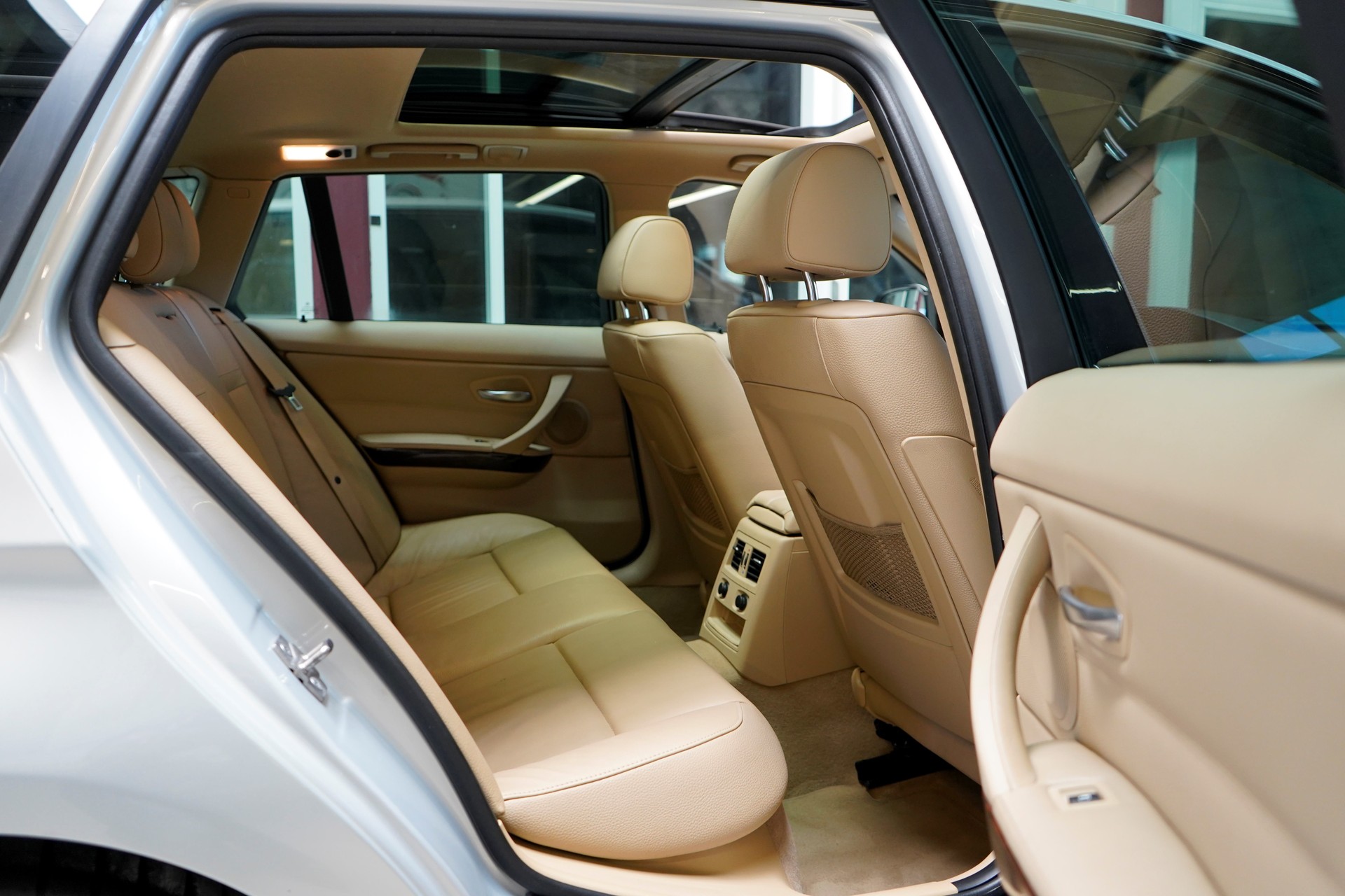 BMW 330i xDrive Touring Steptronic-image-14