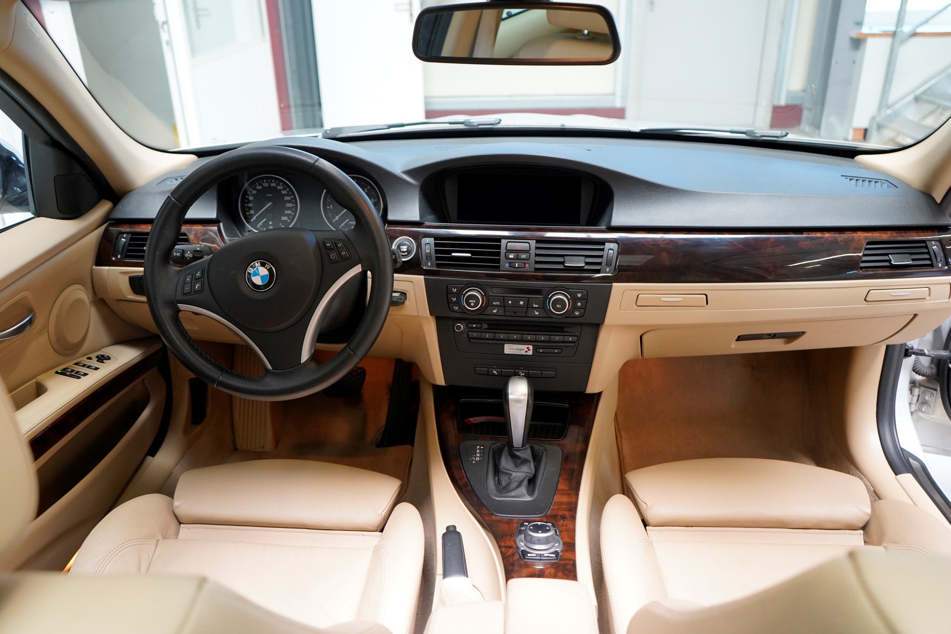 BMW 330i xDrive Touring Steptronic-image-12