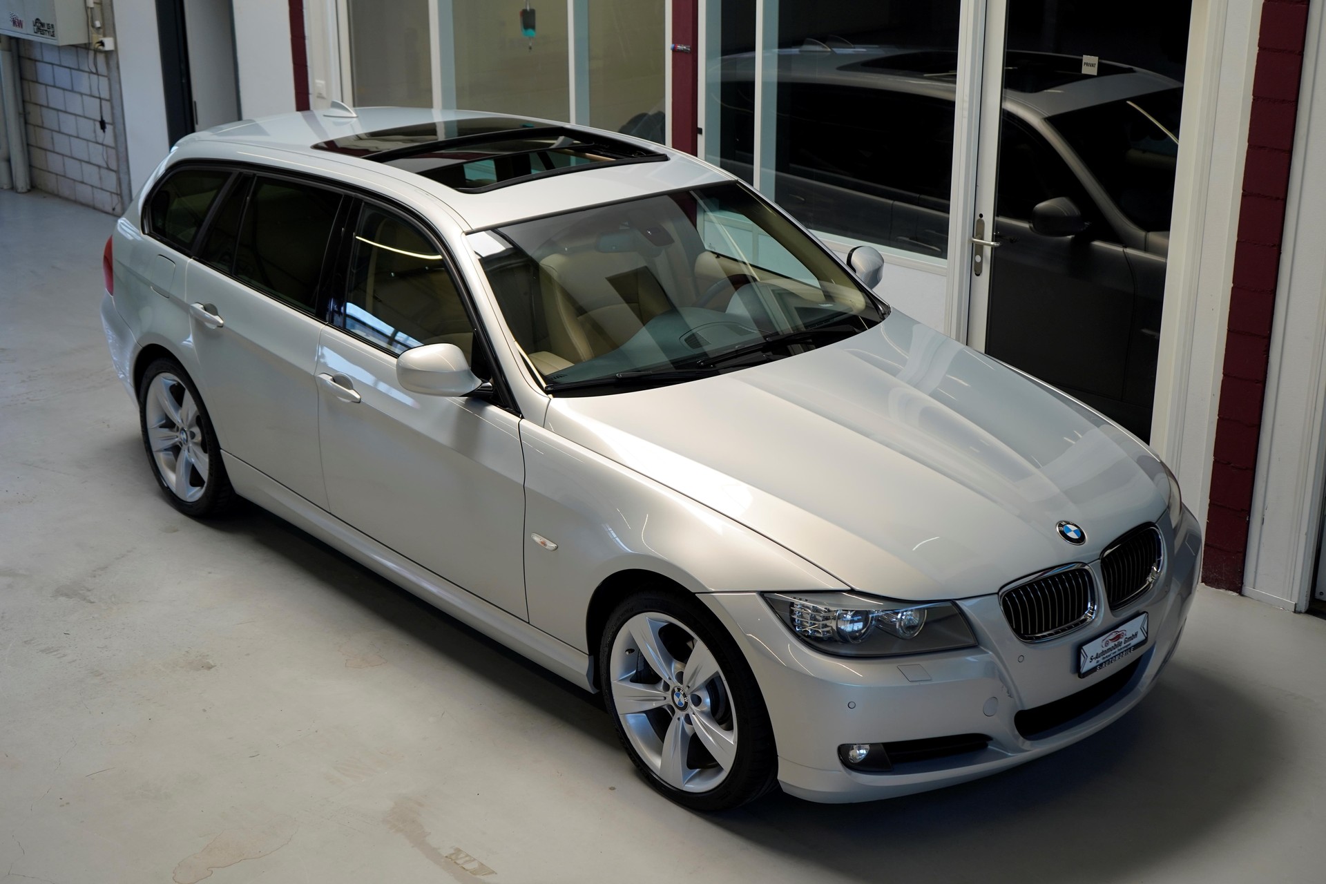 BMW 330i xDrive Touring Steptronic-image-0