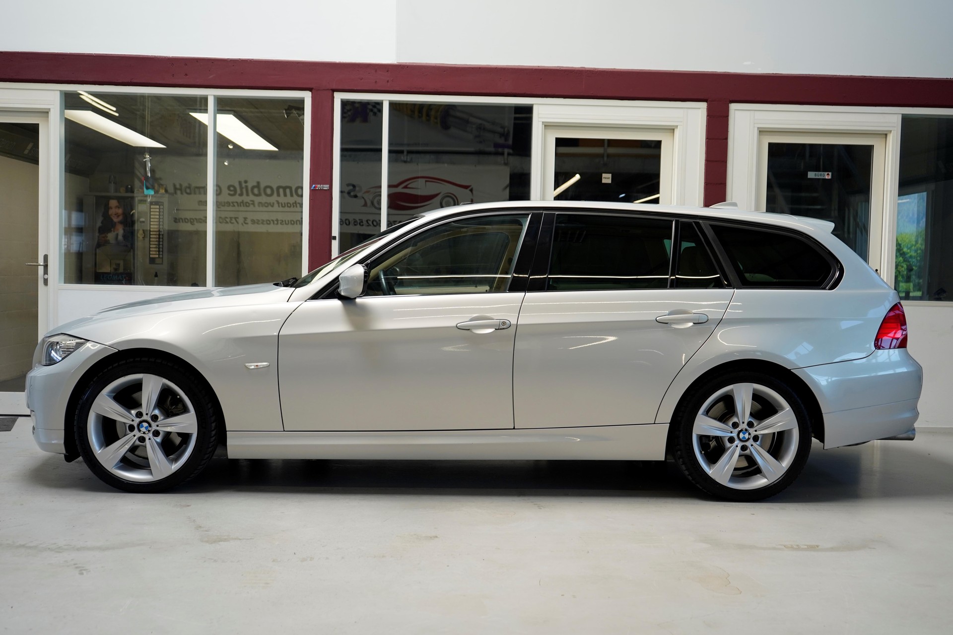 BMW 330i xDrive Touring Steptronic-image-4
