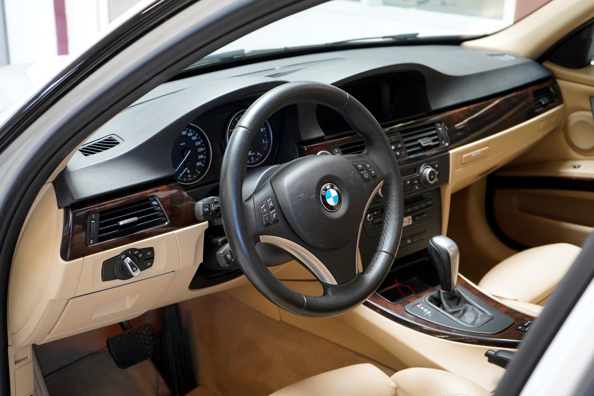 BMW 330i xDrive Touring Steptronic-image-10