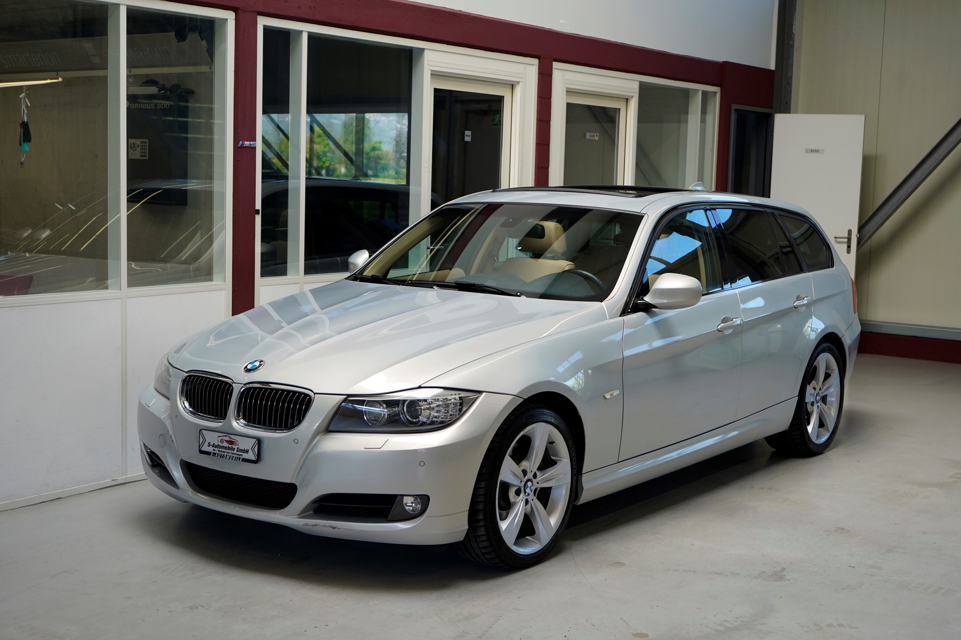 BMW 330i xDrive Touring Steptronic-image-3