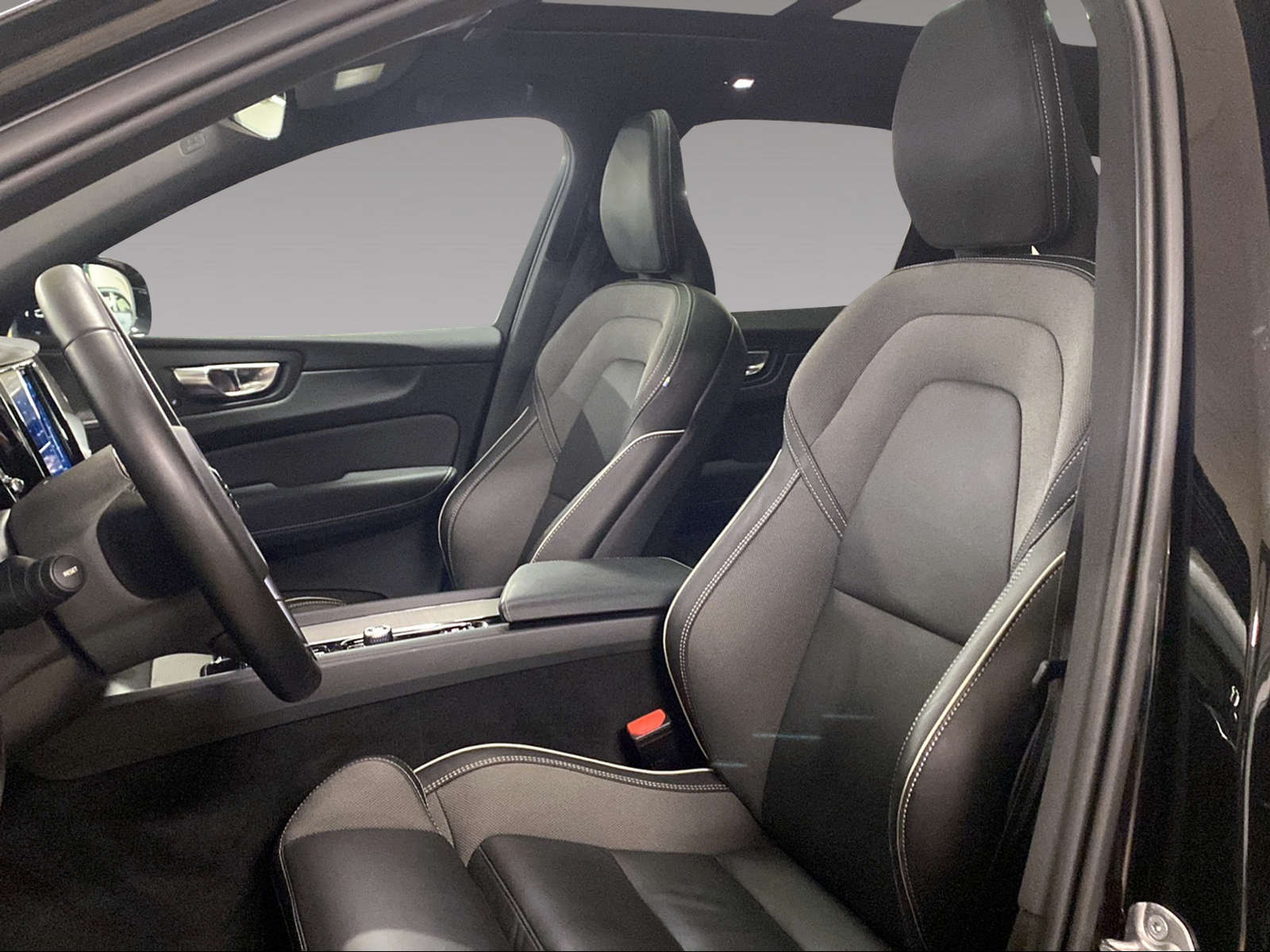VOLVO XC60 2.0 T8 TE XCENTRIC Black Edition eAWD-image-5