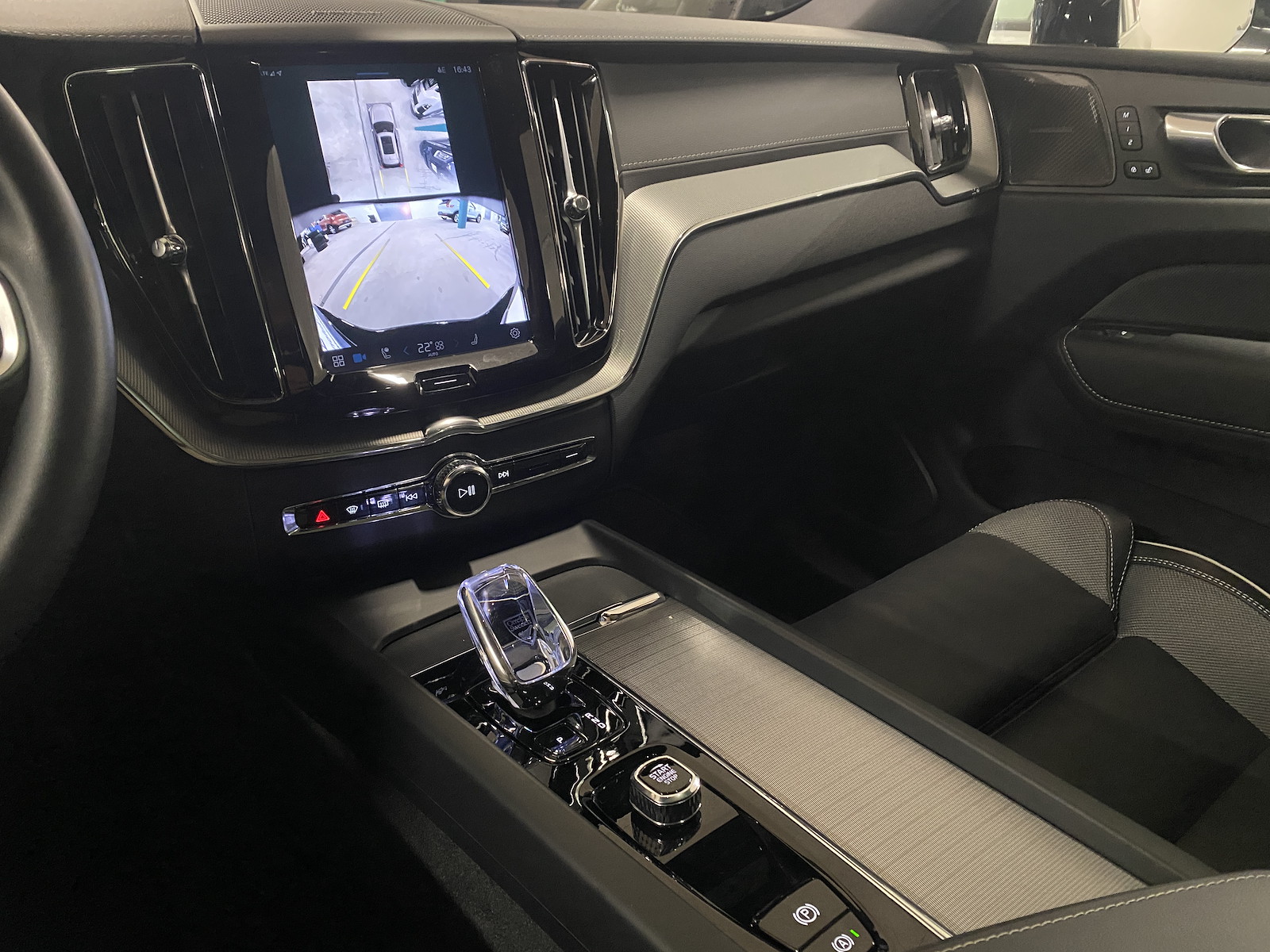 VOLVO XC60 2.0 T8 TE XCENTRIC Black Edition eAWD-image-10