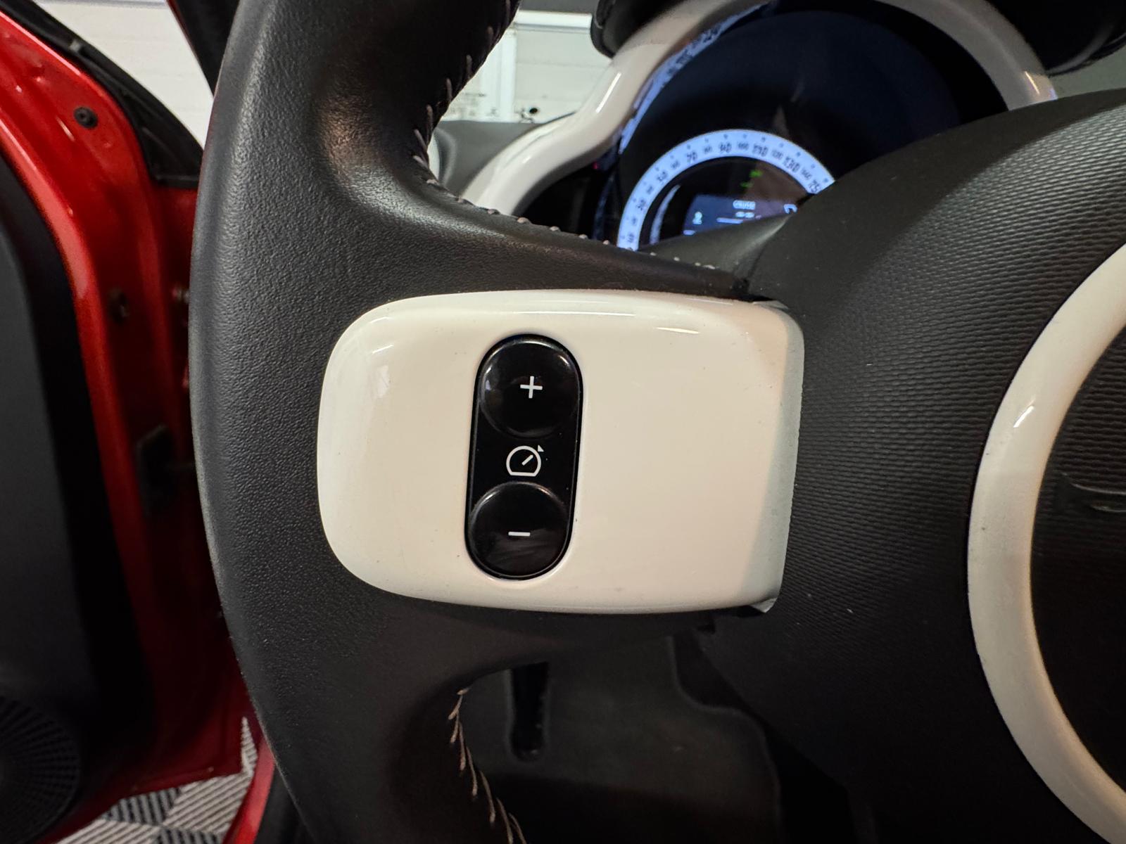 RENAULT Twingo 0.9 90th Anniversary-image-16