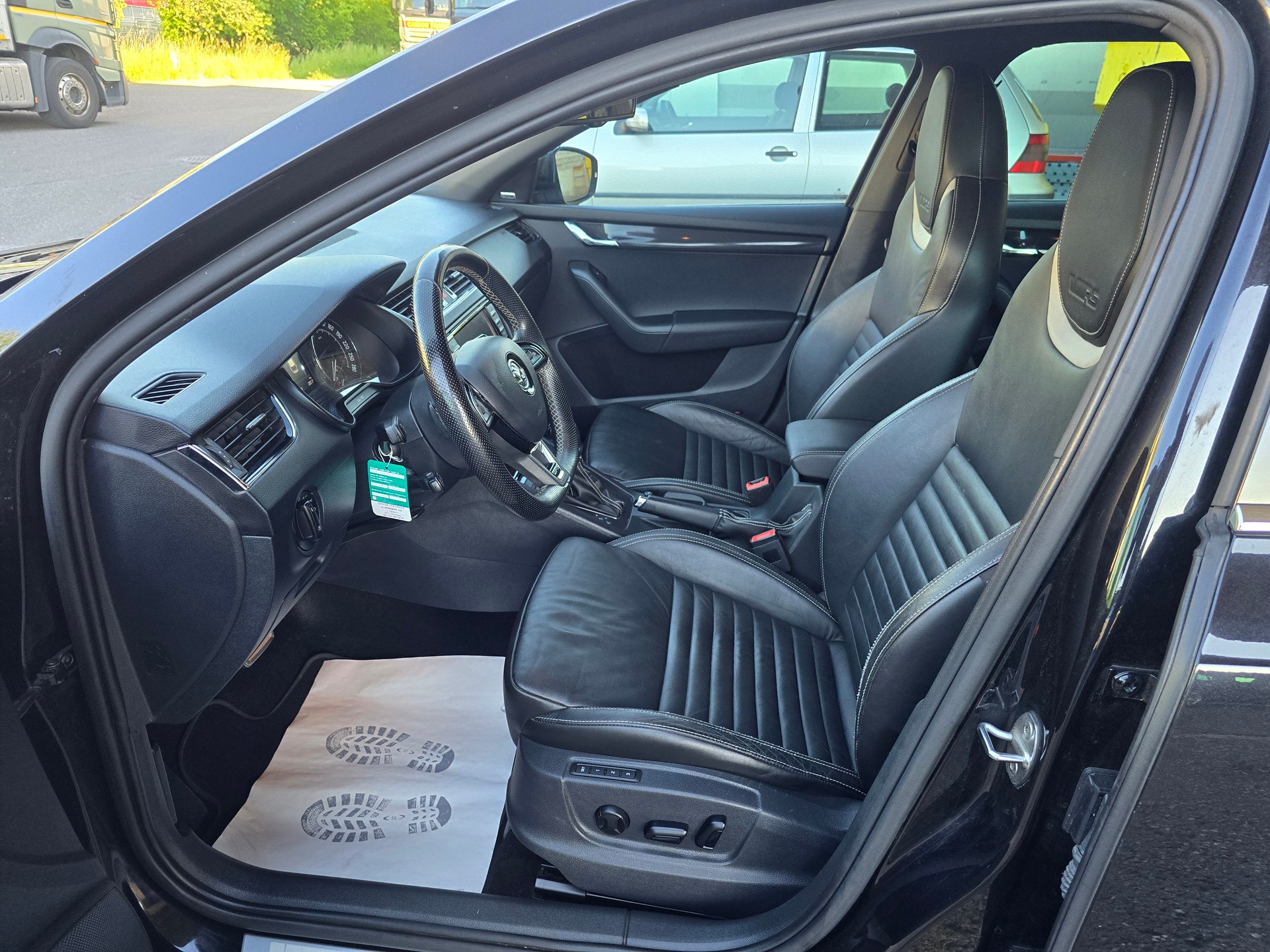 SKODA Octavia Combi 2.0 TDI RS 4x4 DSG-image-10