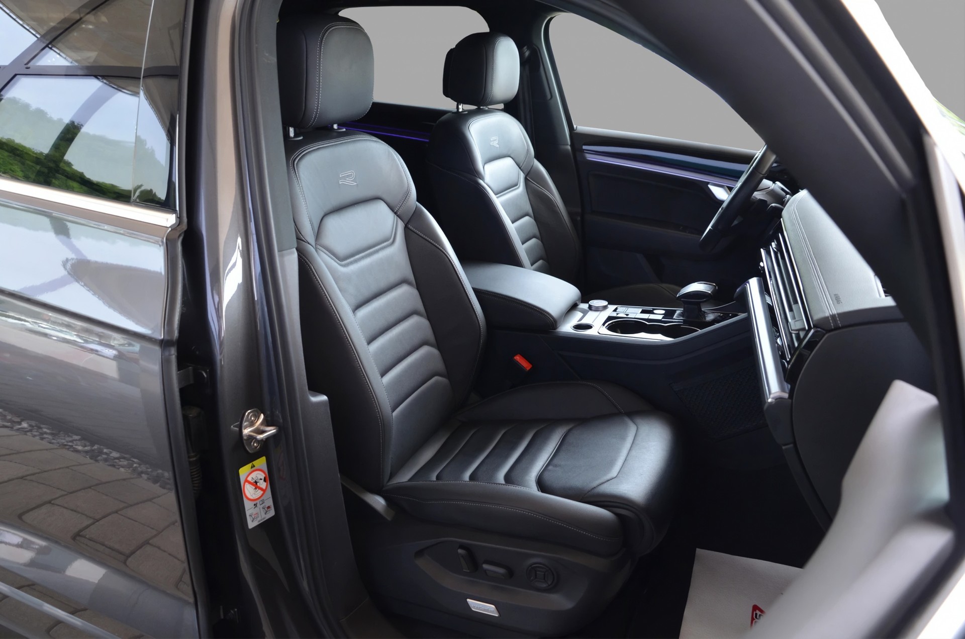 VW Touareg 3.0 TDI R Line Tiptronic*Ab MFK,VW Werksgarantie bis 26.01.2028 oder 100'000km*-image-8