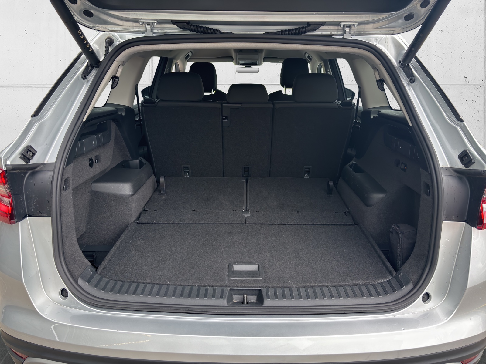 SKODA New Kodiaq 2.0 TSI Selection 4x4 7-Sitzer mit AHK, fortl. Werksgarantie-image-8