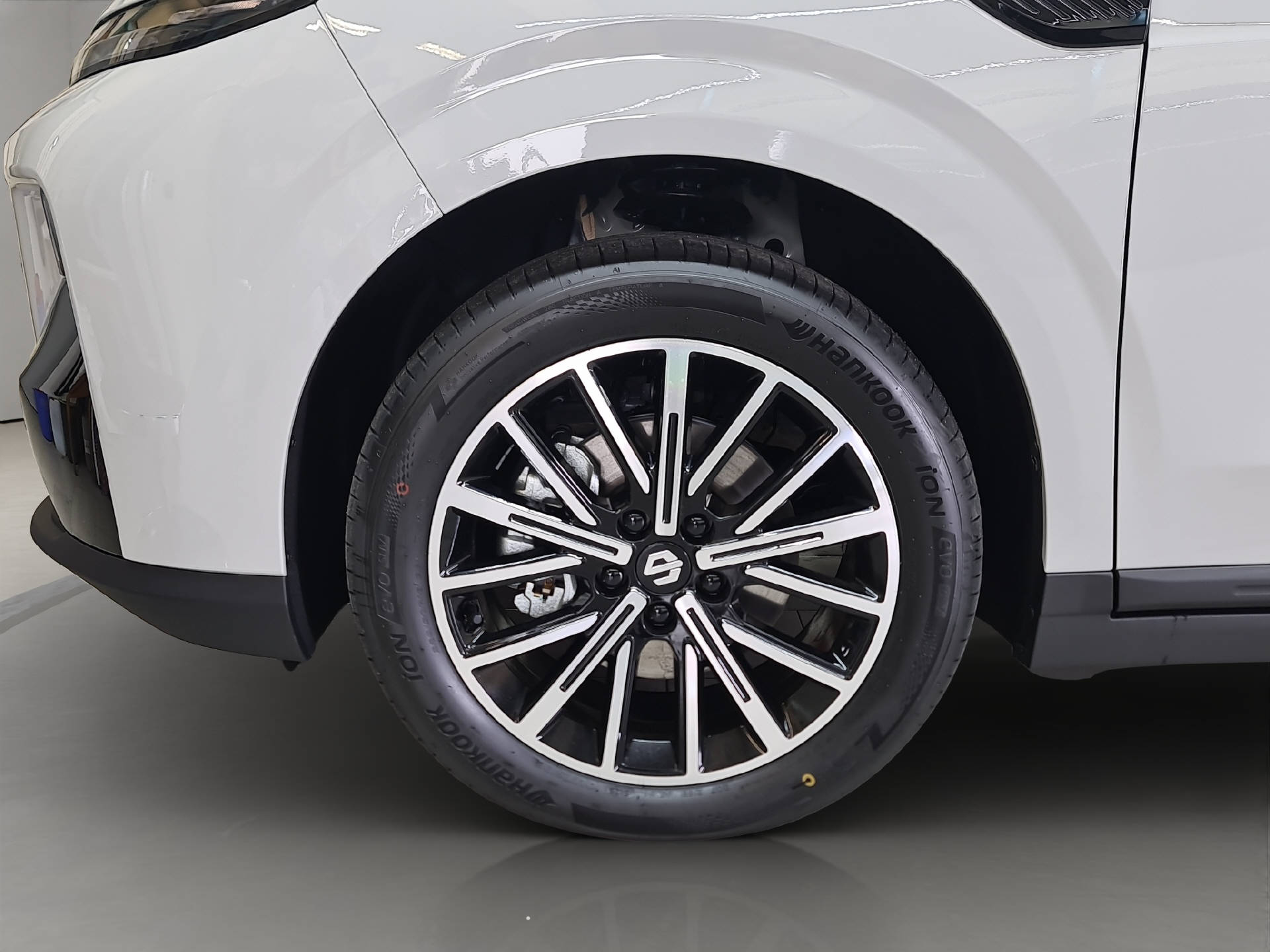 LEAPMOTOR B10 1.5 Hybrid EV-image-11