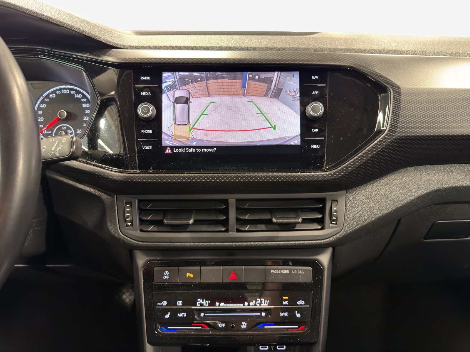 VW T-Cross 1.0 TSI Life-image-15
