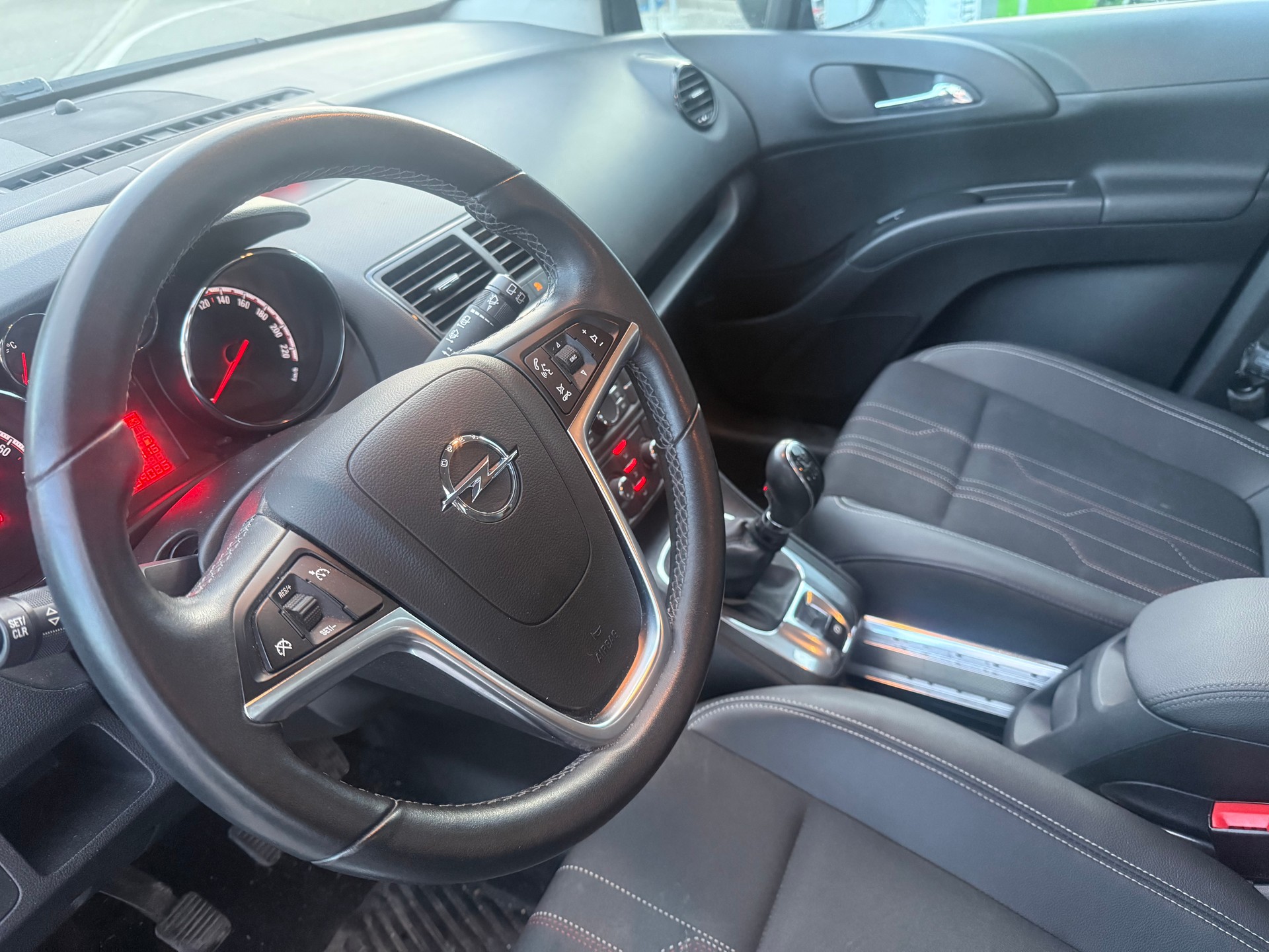 OPEL Meriva 1.4 Turbo Cosmo-image-9