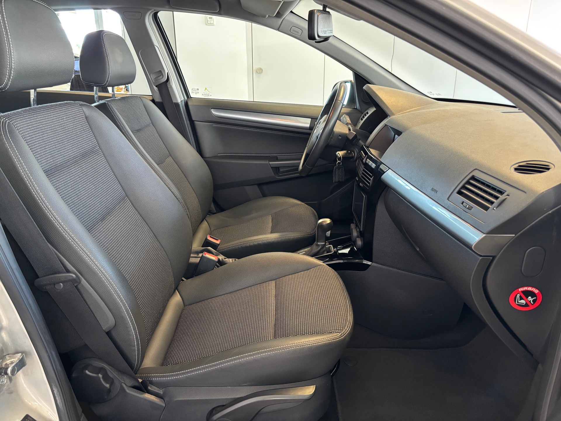 OPEL Astra 1.8i 16V Cosmo-image-9