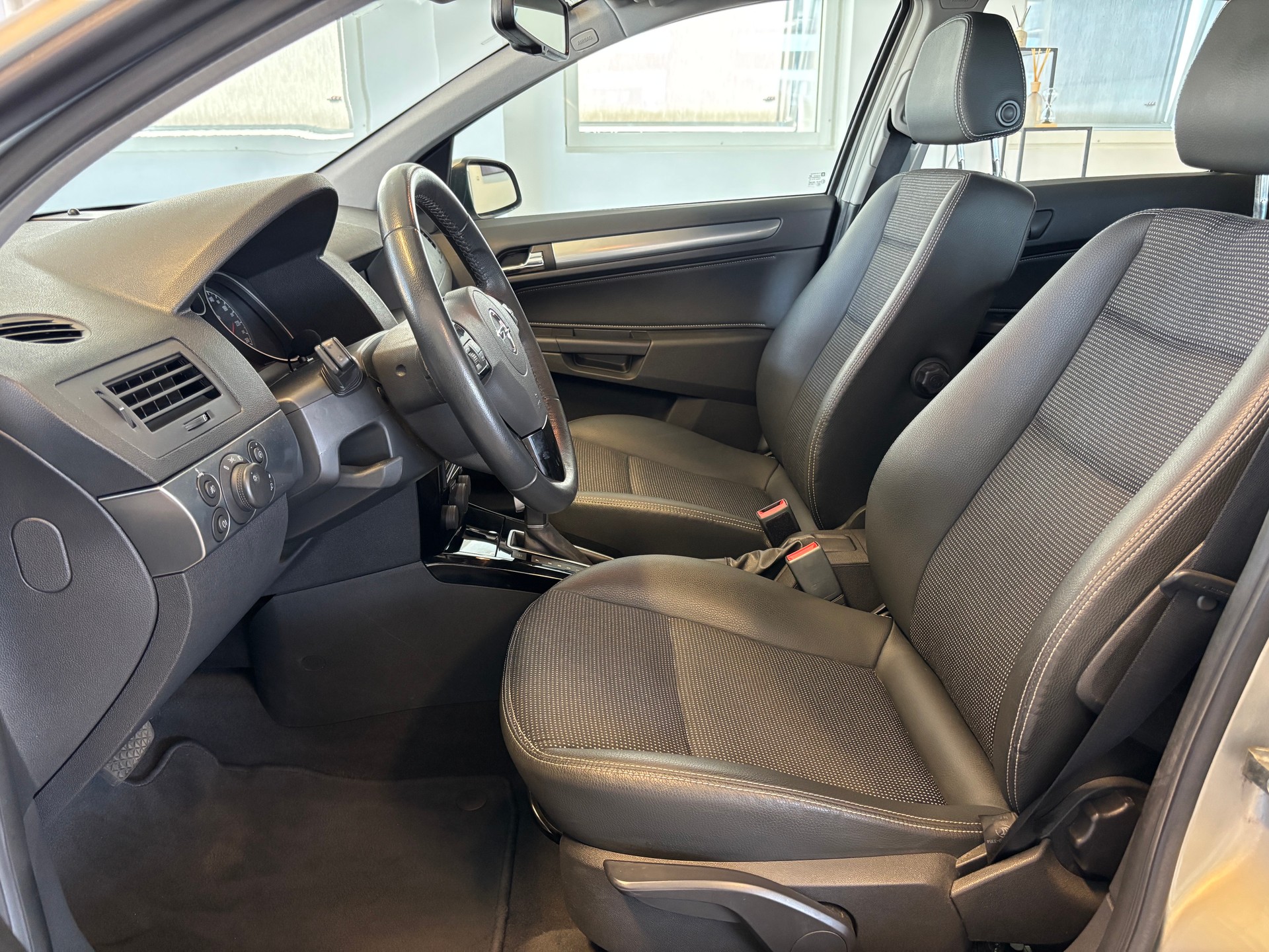 OPEL Astra 1.8i 16V Cosmo-image-6