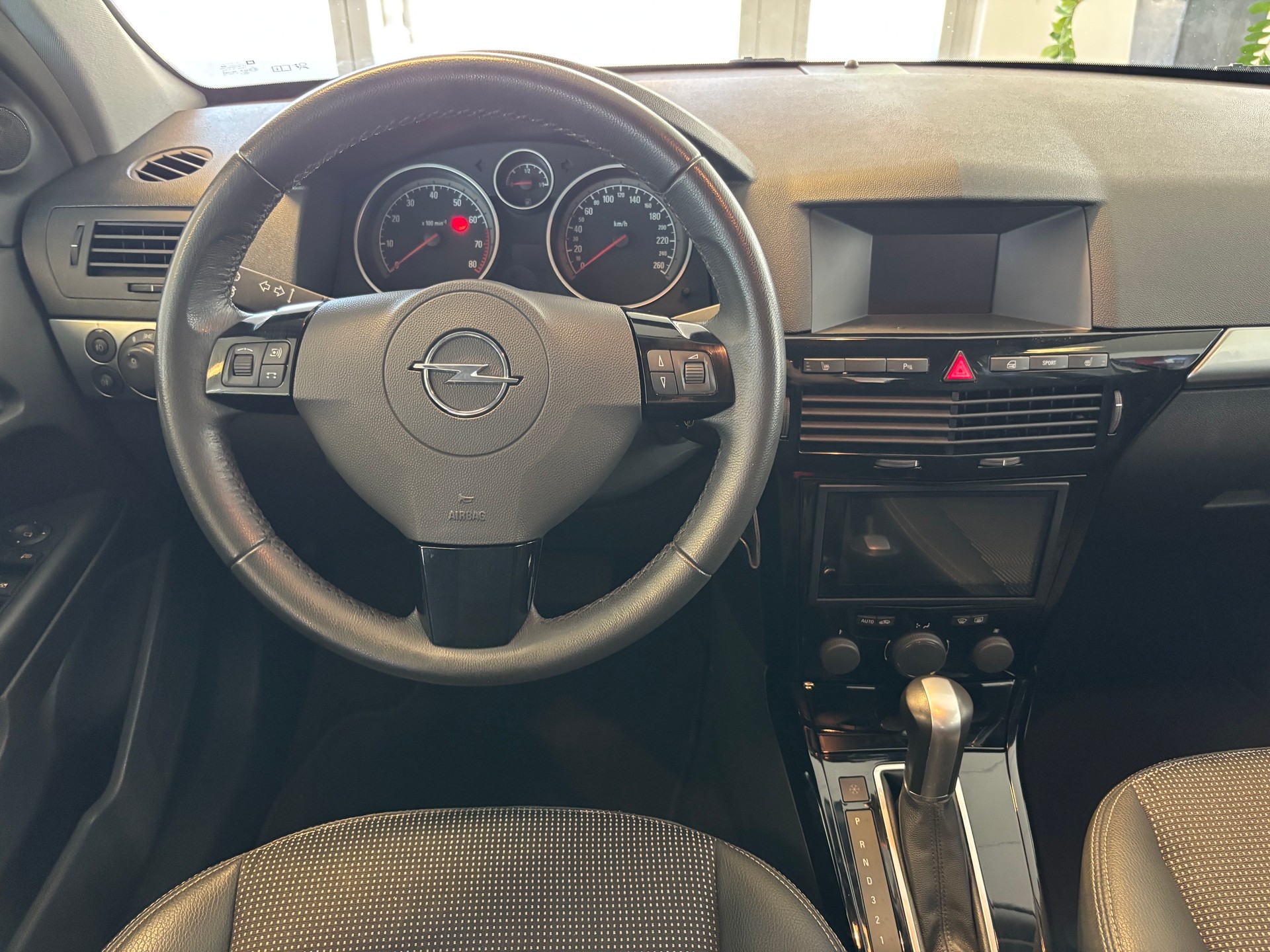 OPEL Astra 1.8i 16V Cosmo-image-13