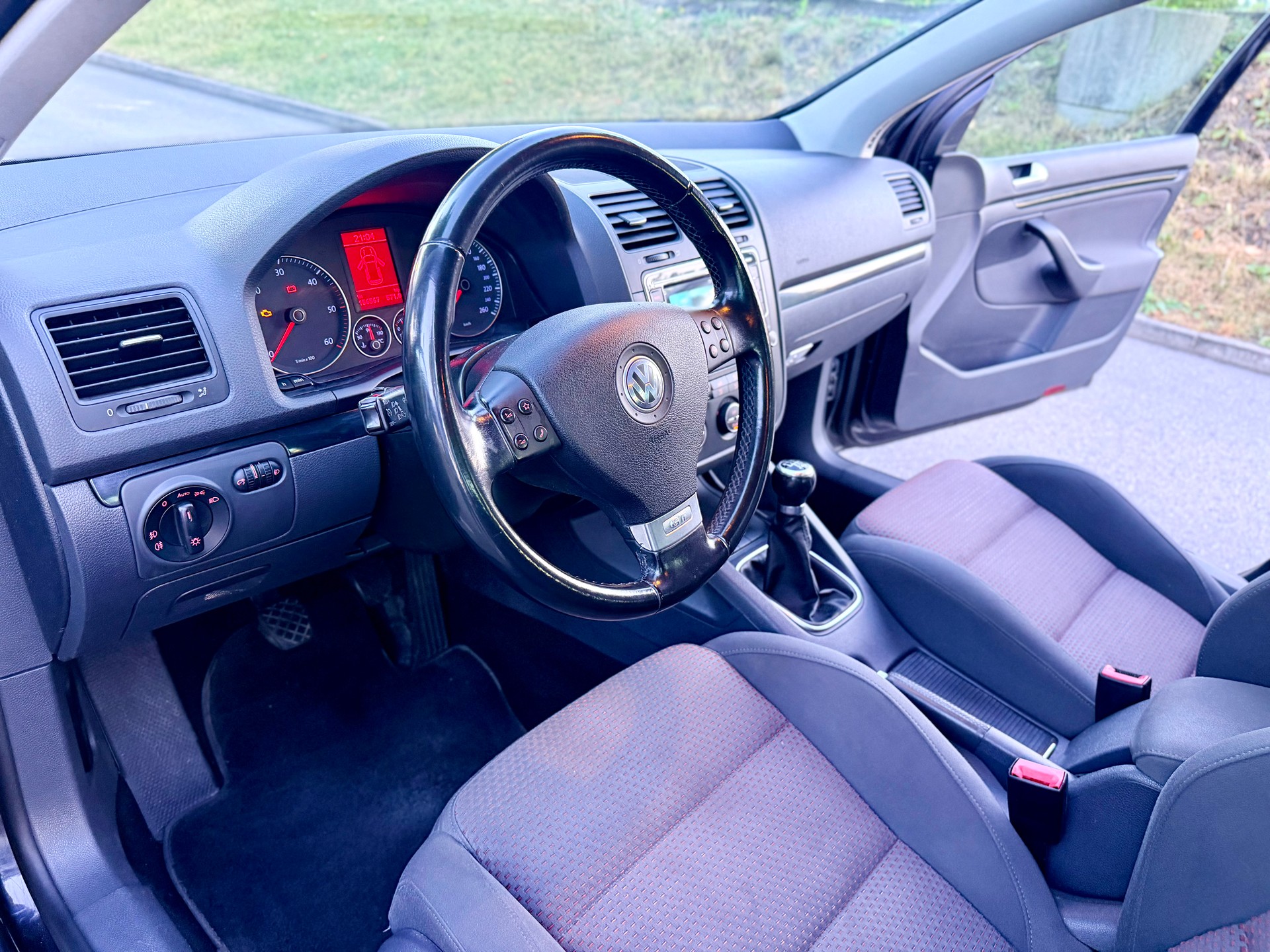 VW Golf 2.0 TDI GT Sport 4Motion-image-13