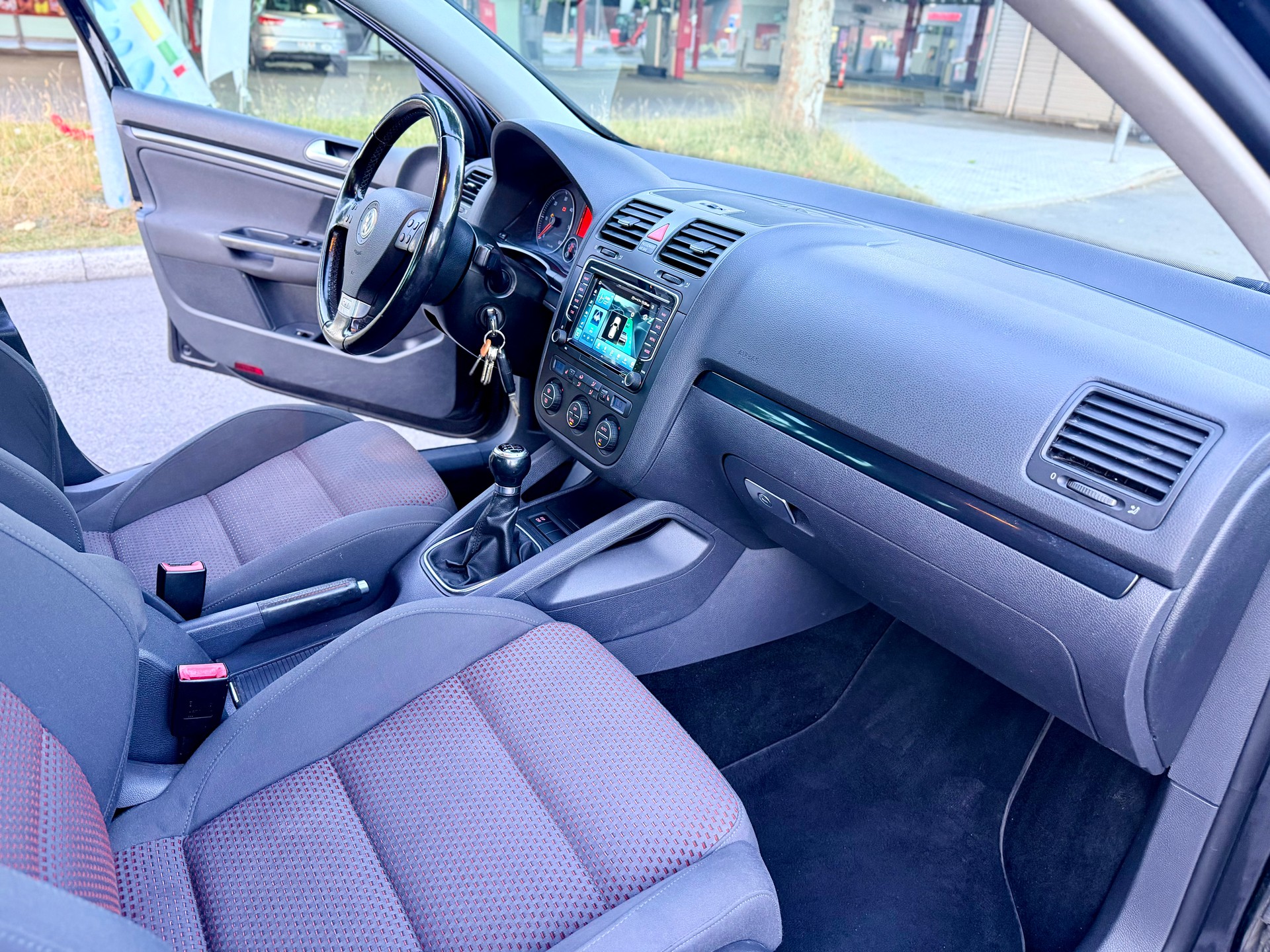 VW Golf 2.0 TDI GT Sport 4Motion-image-11