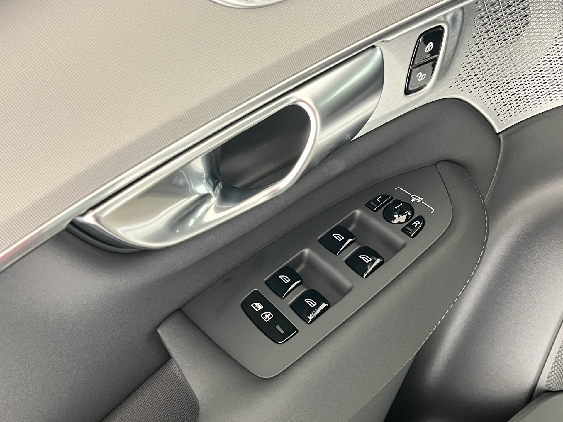VOLVO XC90 2.0 T8 TE Black Edition eAWD-image-11