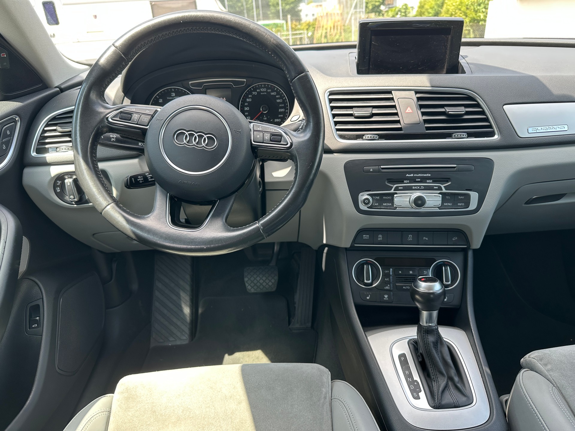AUDI Q3 2.0 TDI quattro S-tronic-image-8