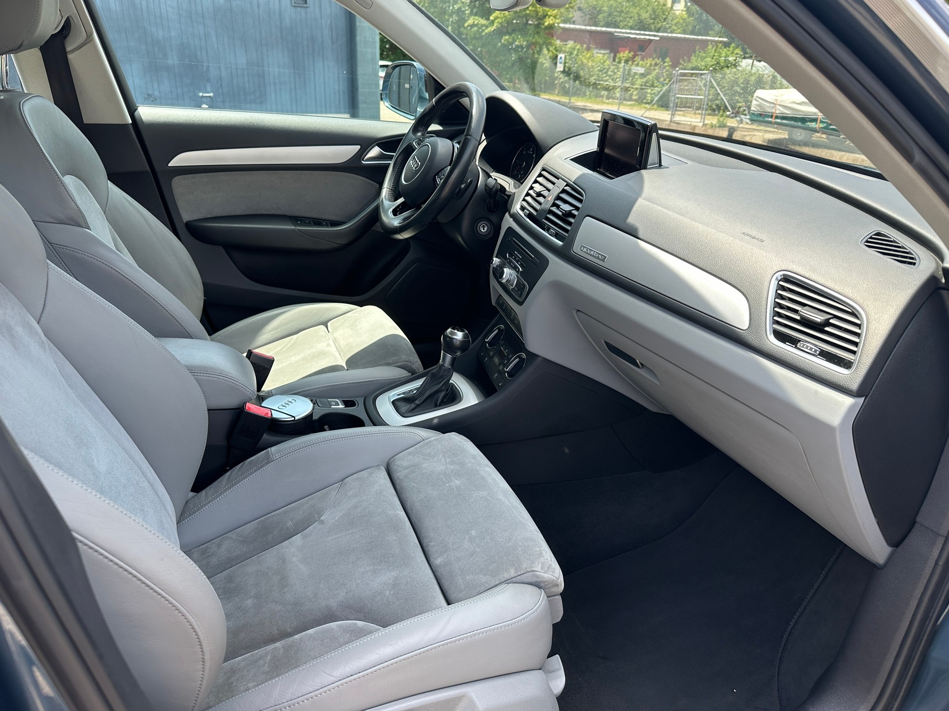 AUDI Q3 2.0 TDI quattro S-tronic-image-10