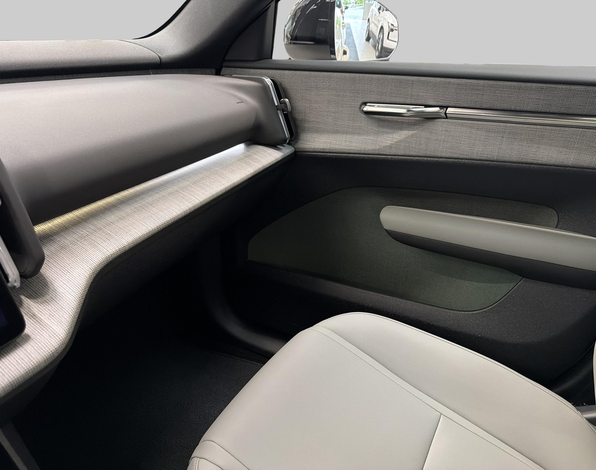 VOLVO EX 30 CC E60 Twin Performance A-image-15