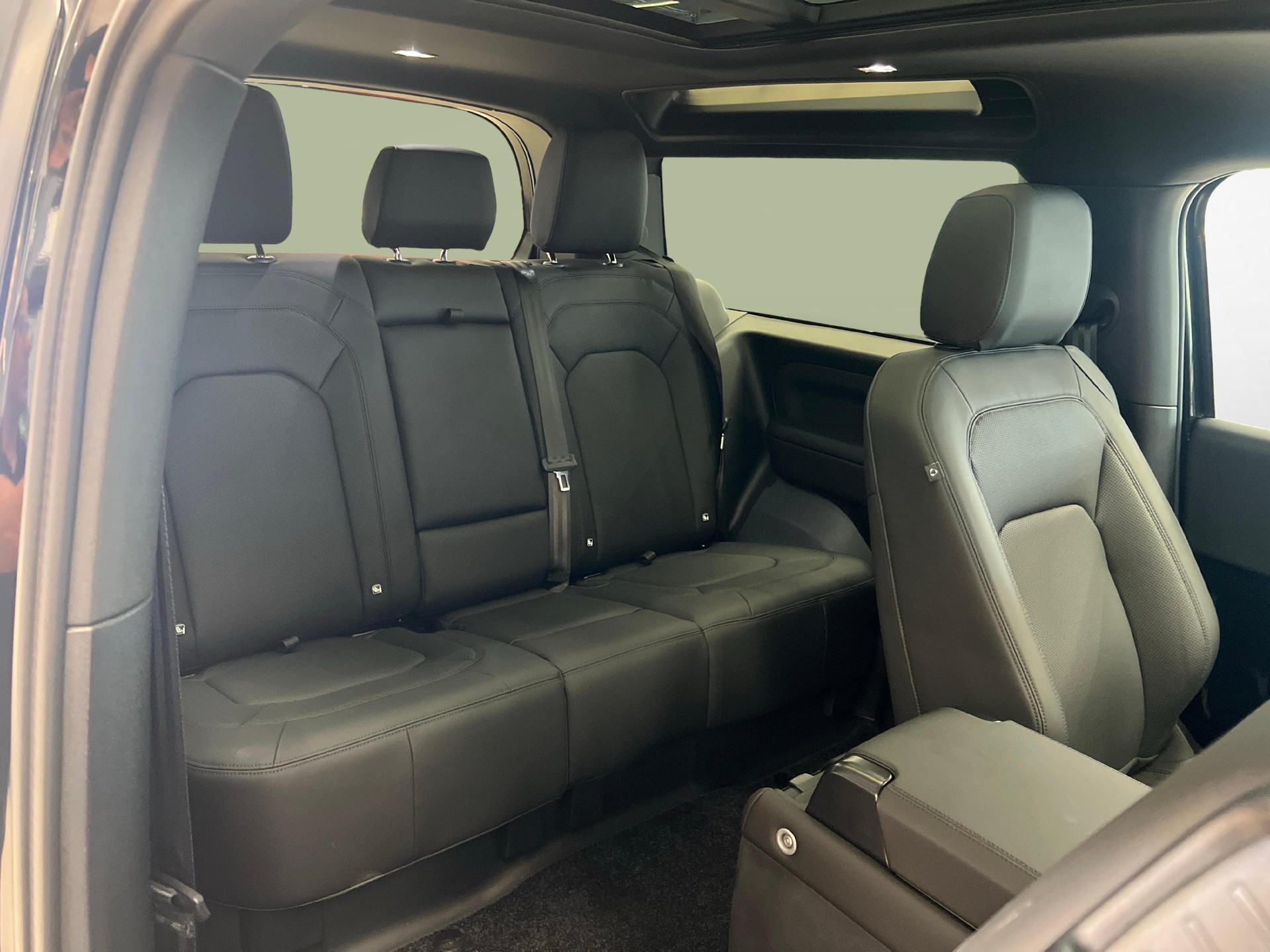 LAND ROVER Defender 90 3.0 D I6 250 X-Dynamic SE-image-10