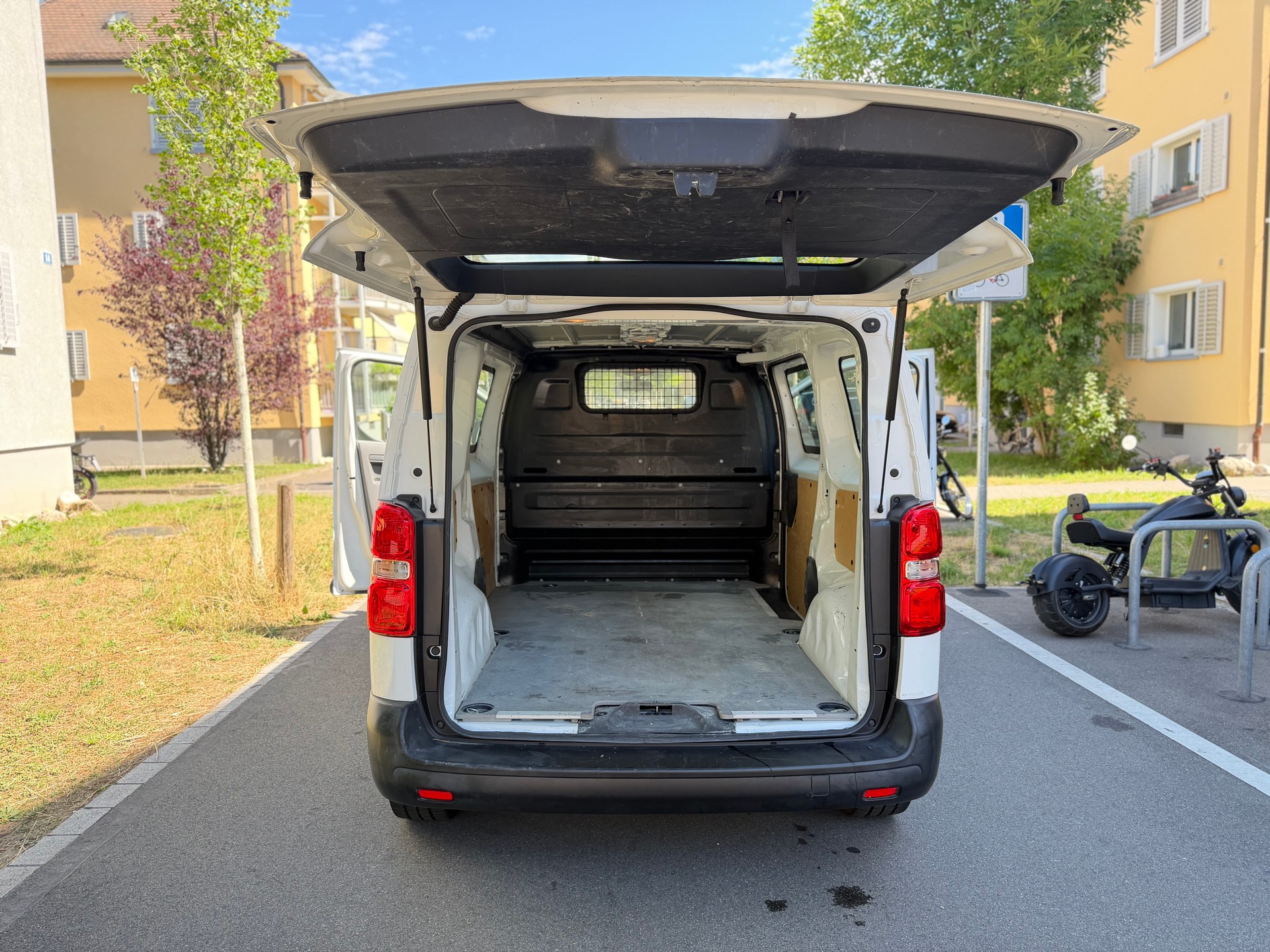 TOYOTA Proace 1.6D Glass Van L1 Terra-image-8