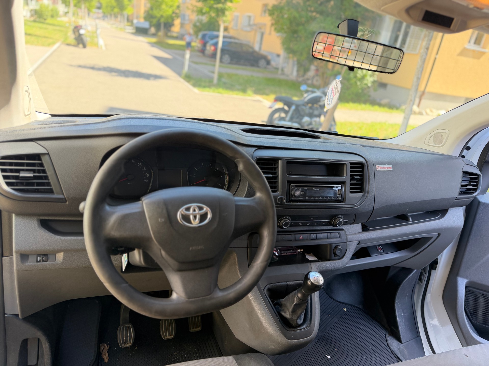 TOYOTA Proace 1.6D Glass Van L1 Terra-image-10