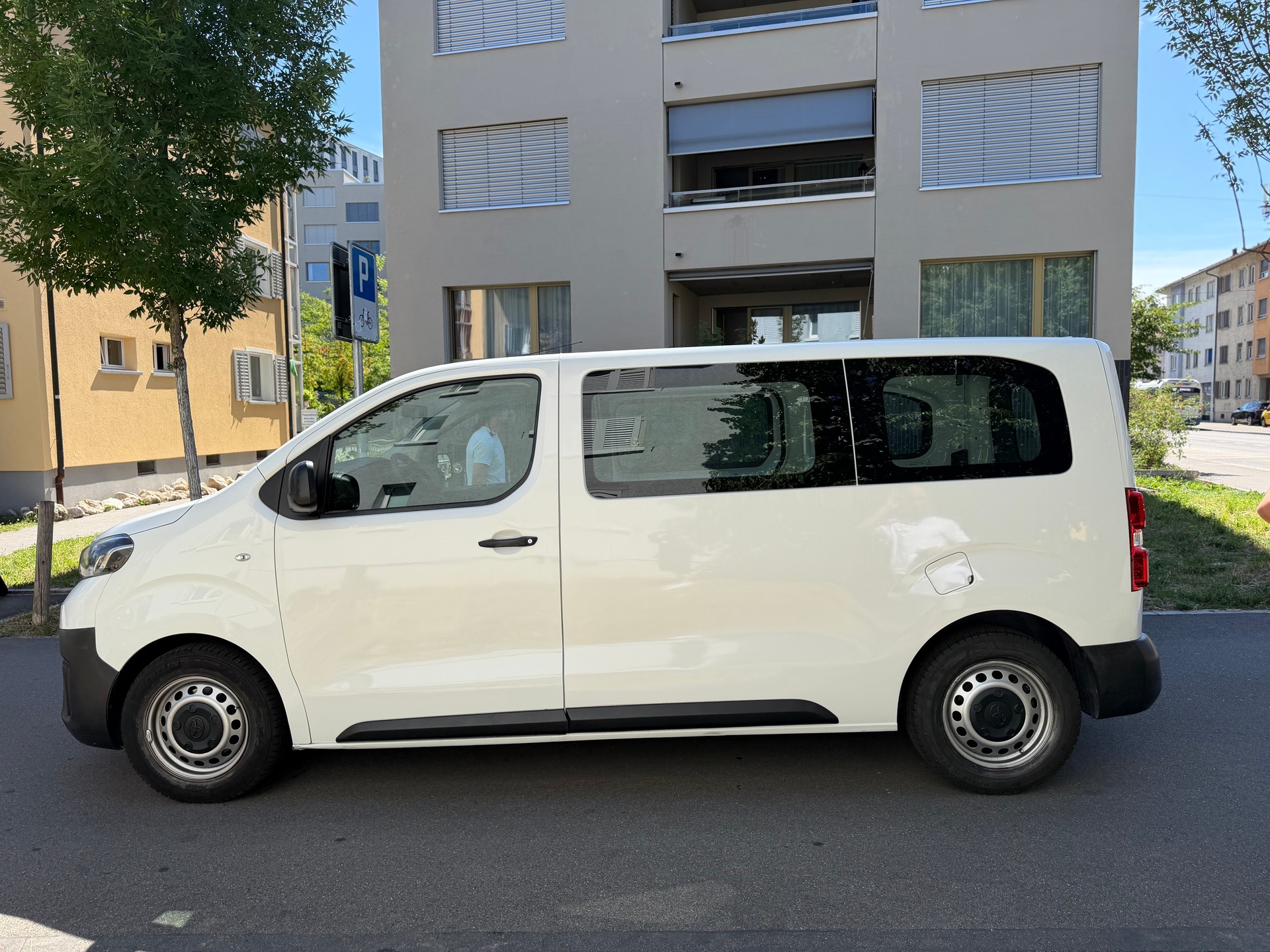 TOYOTA Proace 1.6D Glass Van L1 Terra-image-7