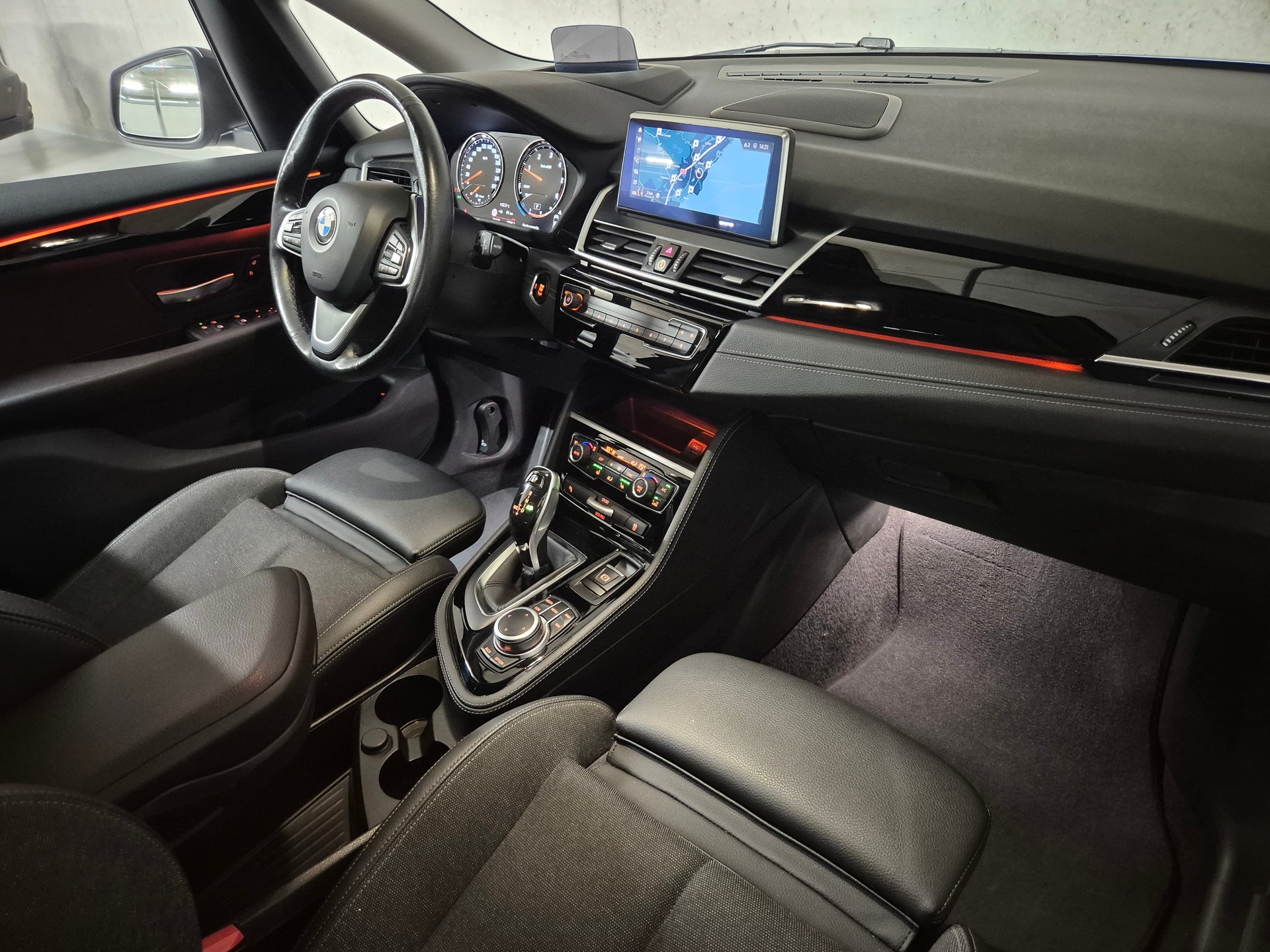 BMW 218d xDrive Active Tourer Steptronic Sport Line-image-10