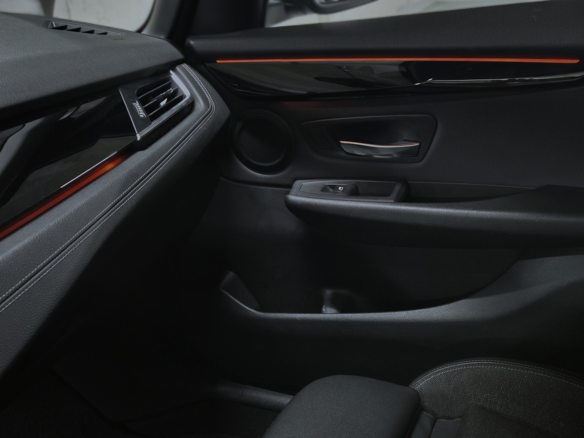 BMW 218d xDrive Active Tourer Steptronic Sport Line-image-16