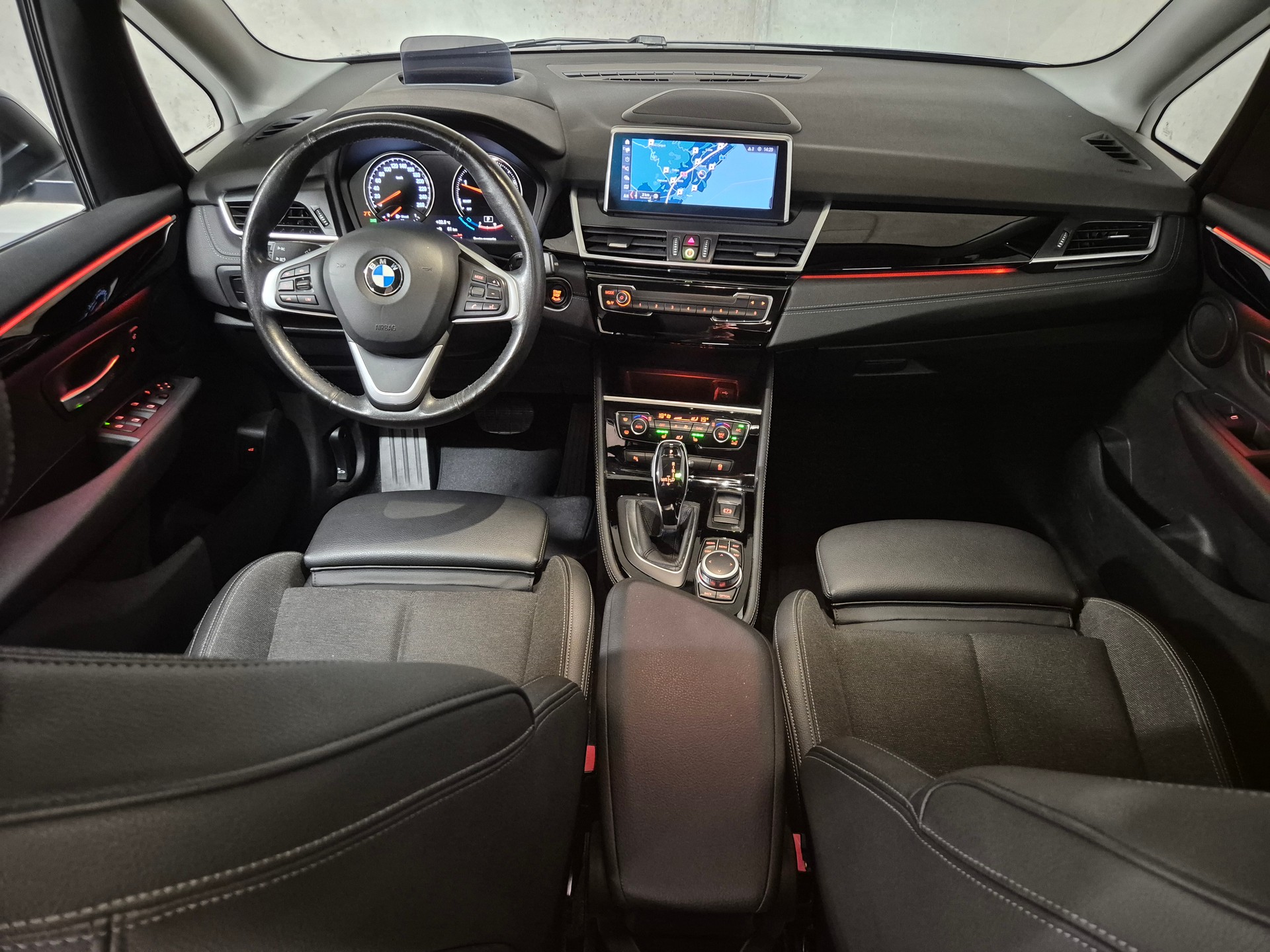 BMW 218d xDrive Active Tourer Steptronic Sport Line-image-12