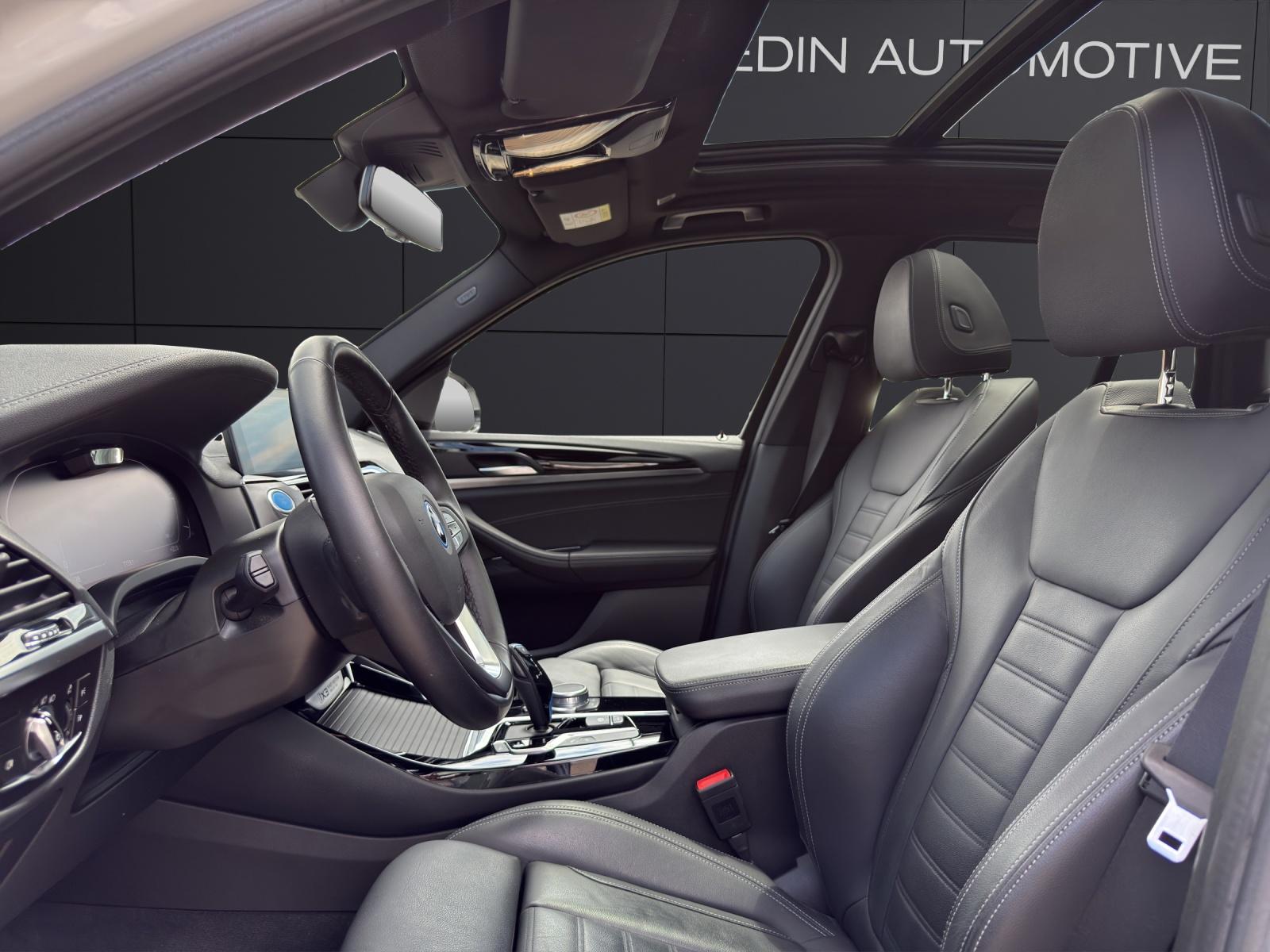 BMW iX3-showroom-element-1