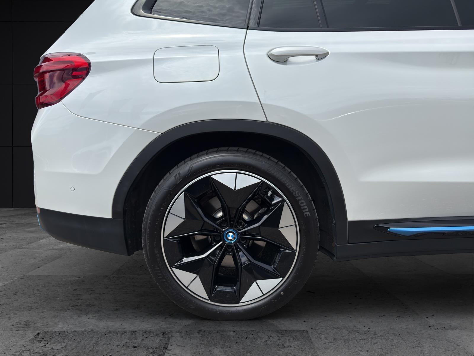 BMW iX3-image-8