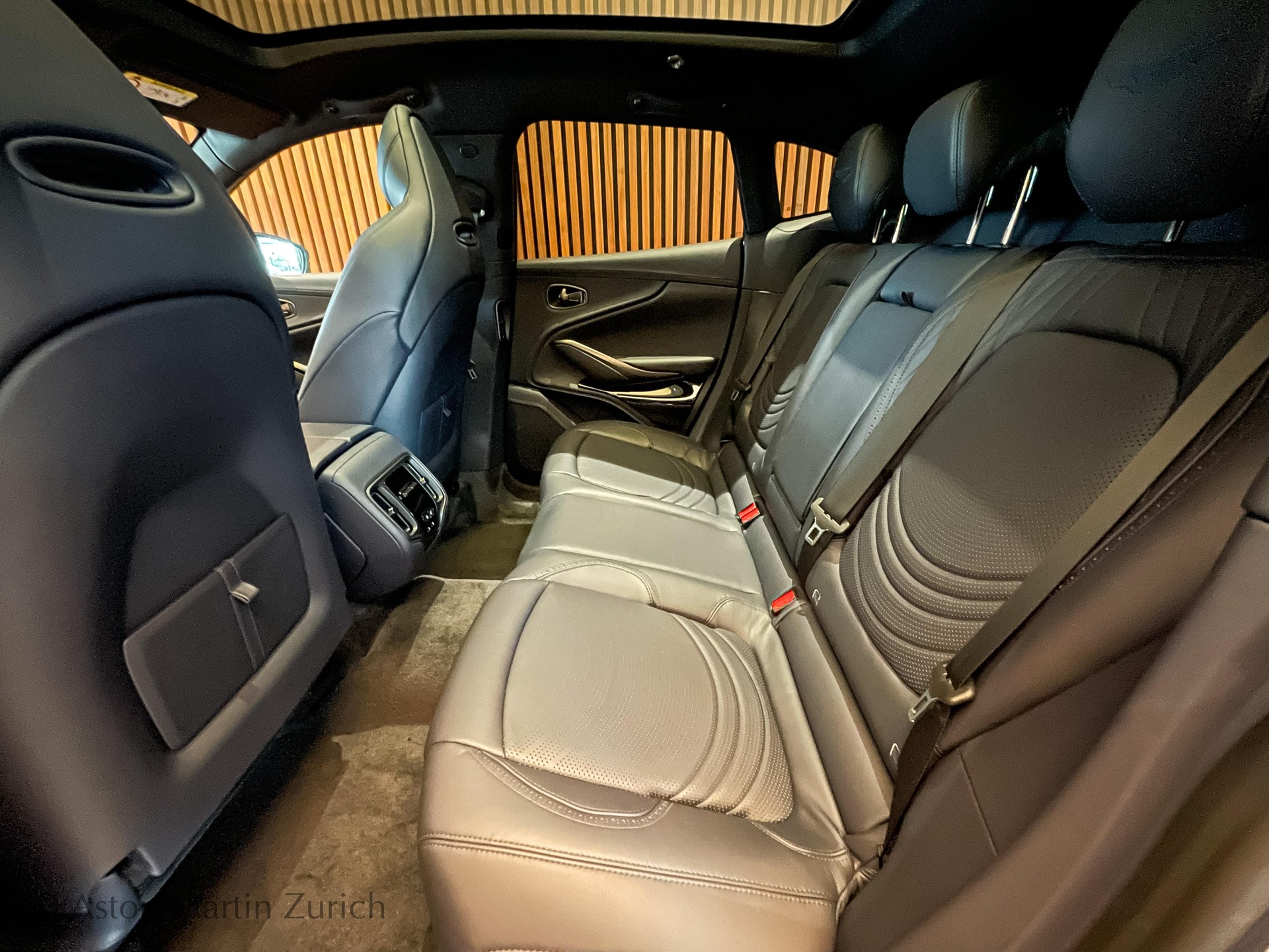 ASTON MARTIN DBX 4.0 V8 Bi-Turbo-image-7