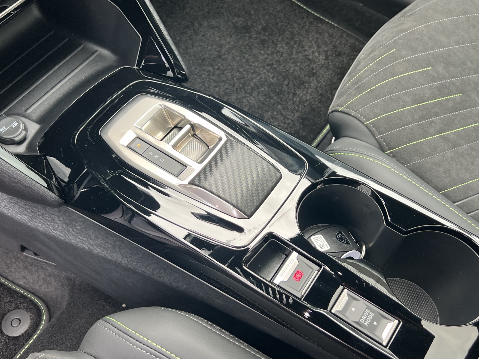 PEUGEOT 208 1.2 Hybrid 145 GT-image-10
