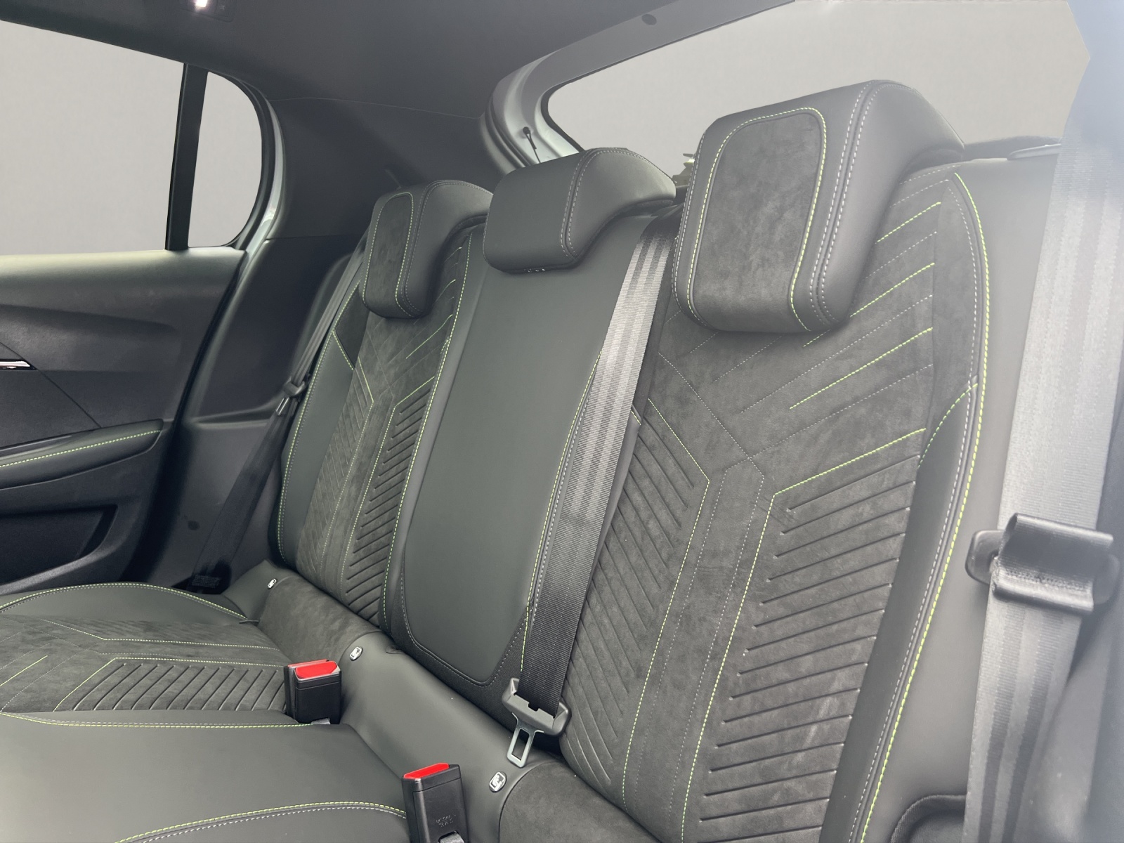 PEUGEOT 208 1.2 Hybrid 145 GT-image-14