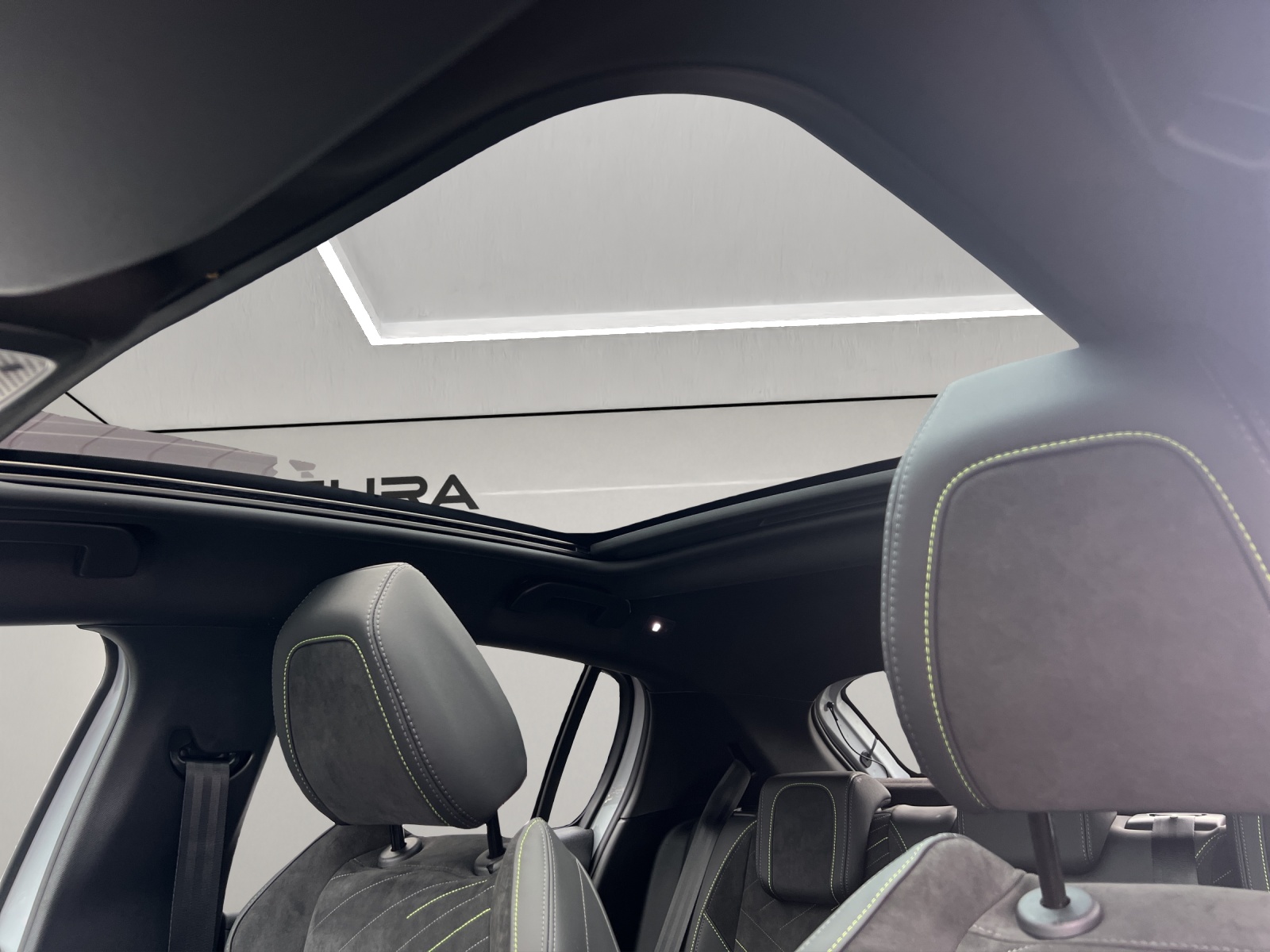PEUGEOT 208 1.2 Hybrid 145 GT-image-12
