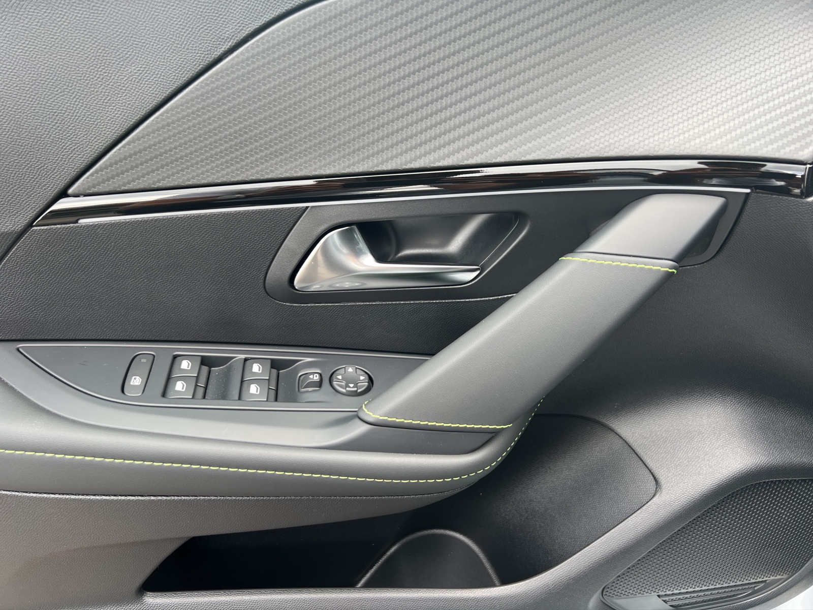 PEUGEOT 208 1.2 Hybrid 145 GT-image-13
